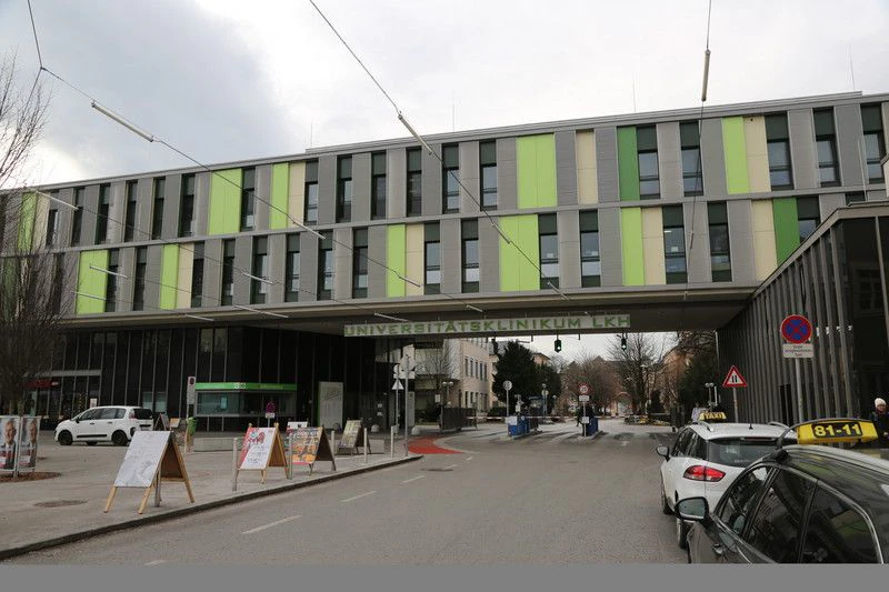 Der schwer verletzte Lenker (61) wurde ins Spital nach Salzburg gebracht.