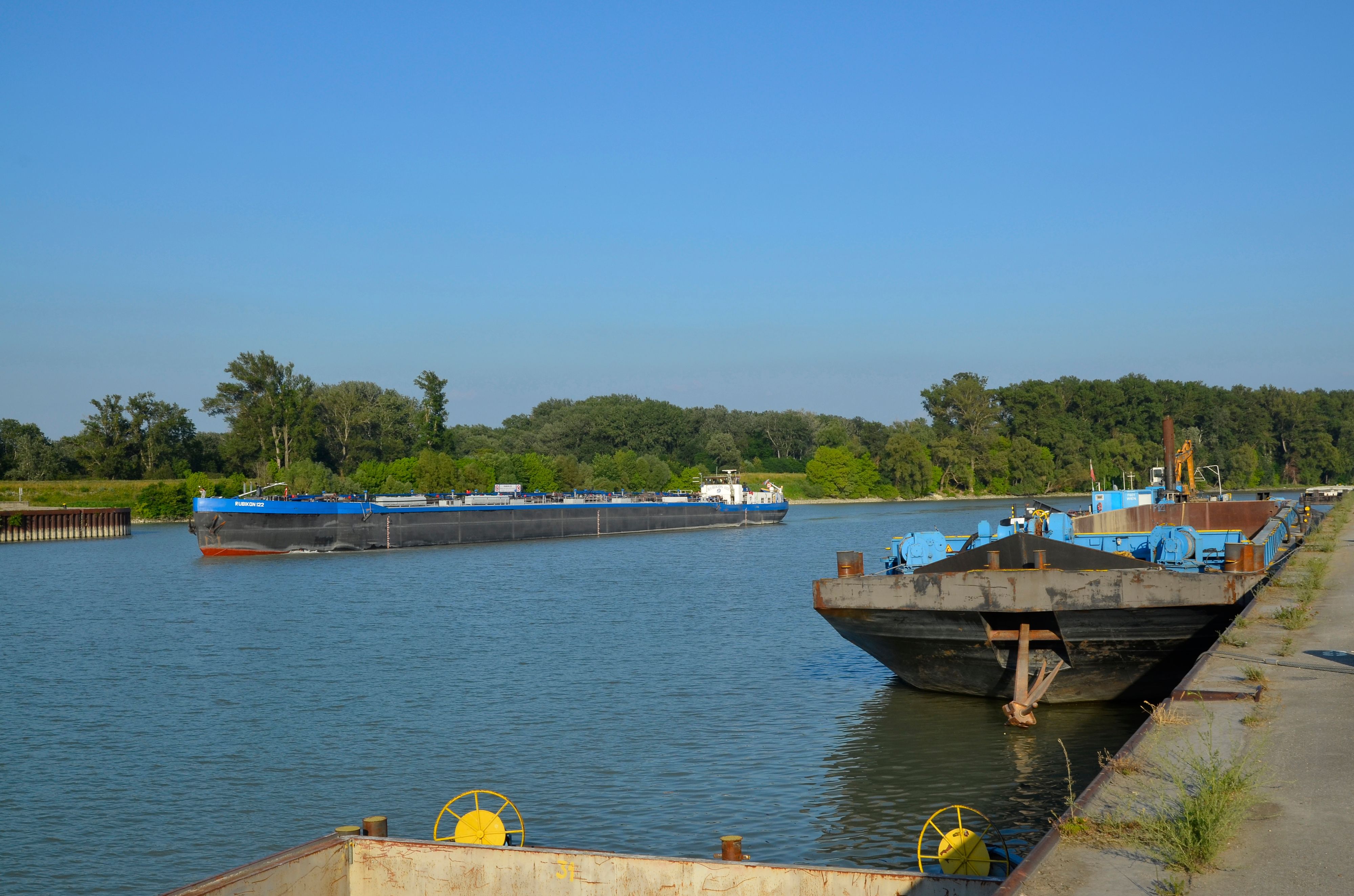 Ein Schiff beim Ölhafen Lobau