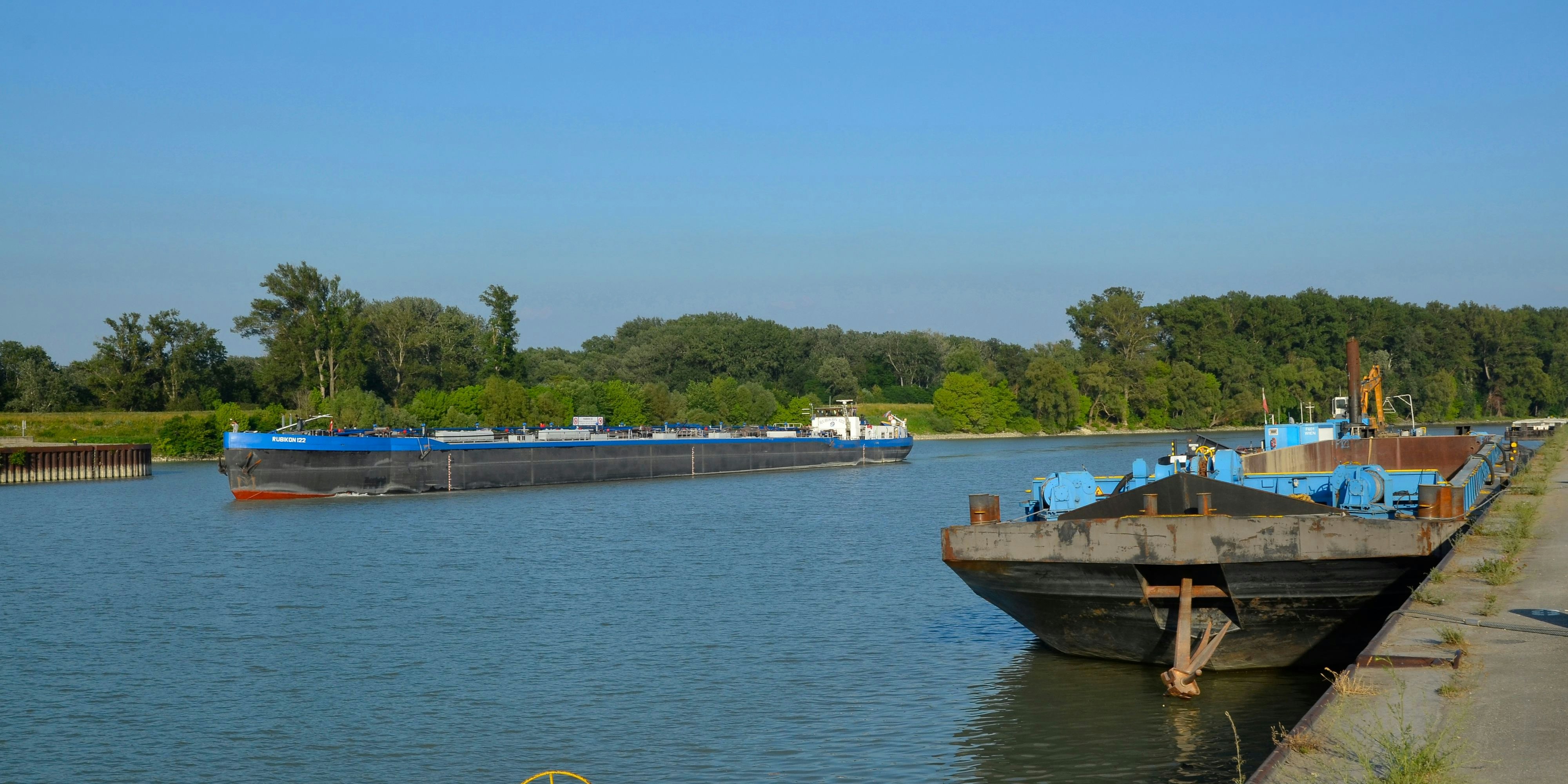 Ein Schiff beim Ölhafen Lobau