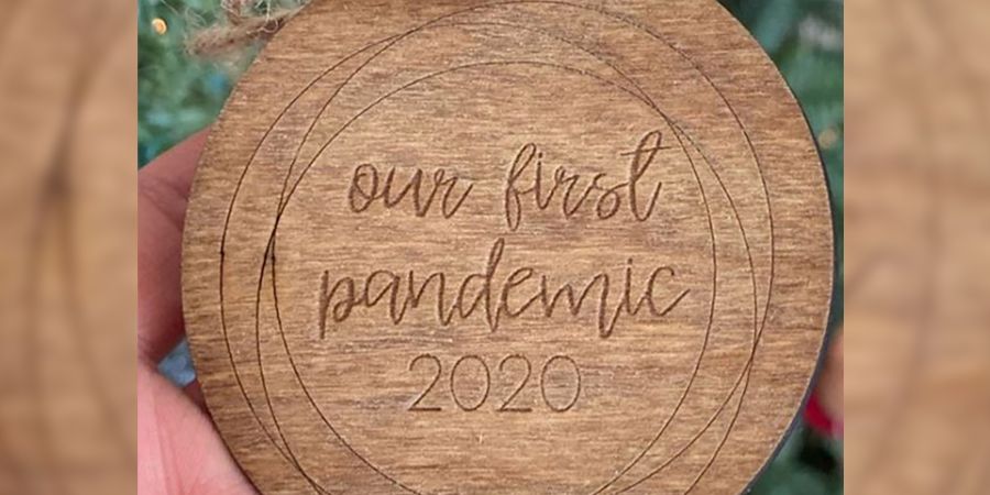 Der "Pandemie"-Anhänger von <strong>Jennifer Aniston</strong> sorgt auf Social Media für ordentlich Wirbel.