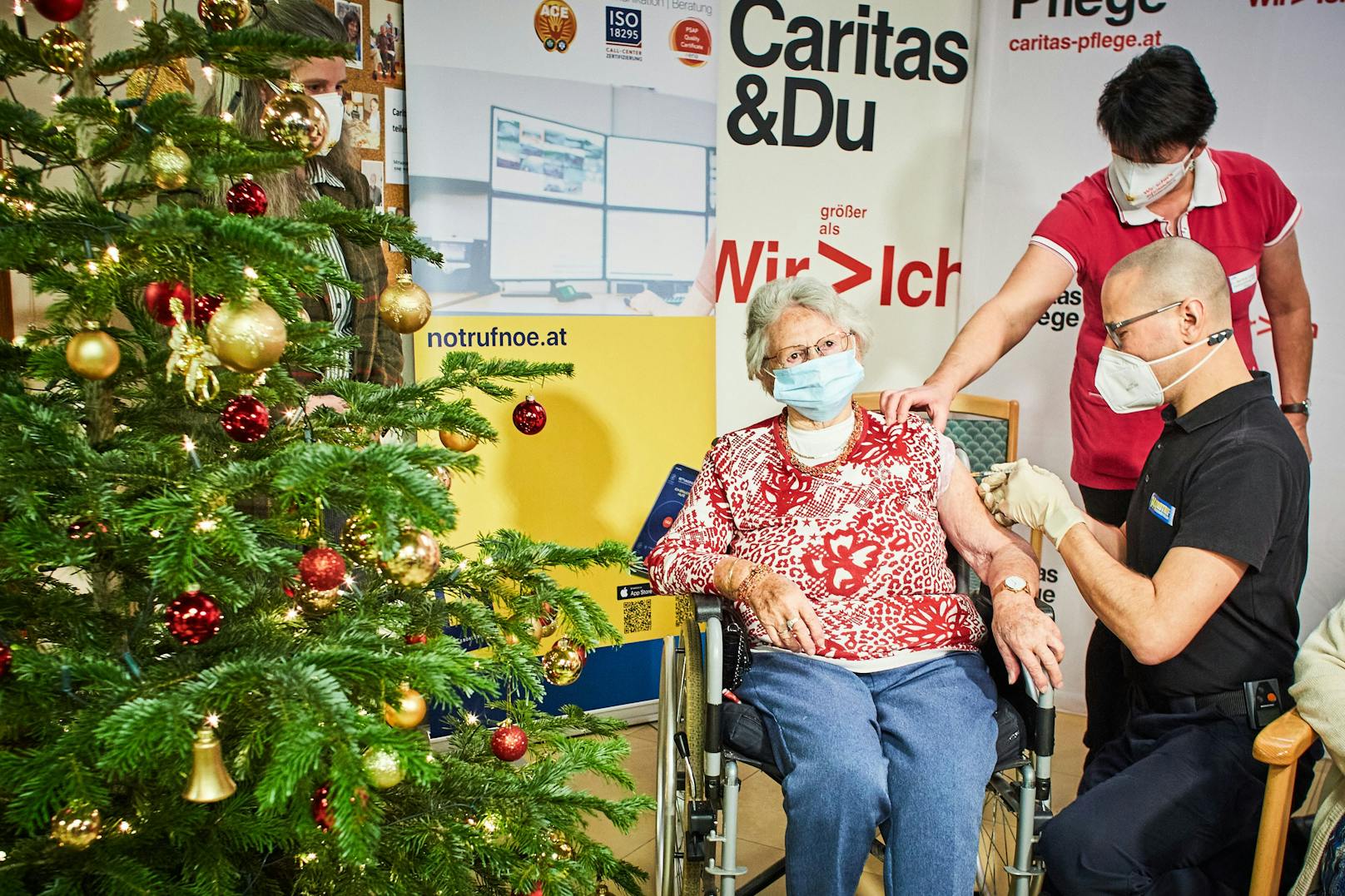 Impfung in Caritas-Pflegeheim in St. Pölten: Elfriede Höllriegel (86-jährige Bewohnerin) und Dr. Christian Fohringer, medizinischer Leiter Notruf NÖ