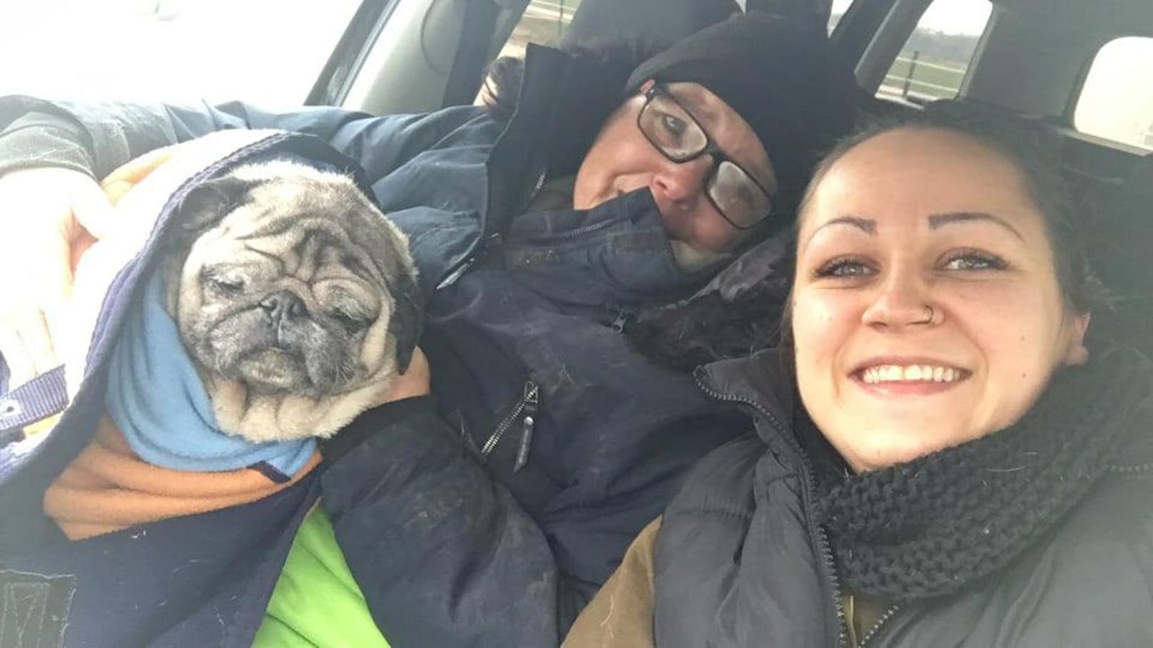 Tränen vor Freude: Besitzerin Sandra Kästner (Mitte) mit ihrem Hund "Luki" und einer Freundin nach der Rettung.