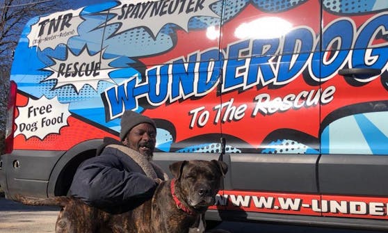 Keith Walker (mit seinem Hund "Bravo") wurde zum obdachlosen Helden.