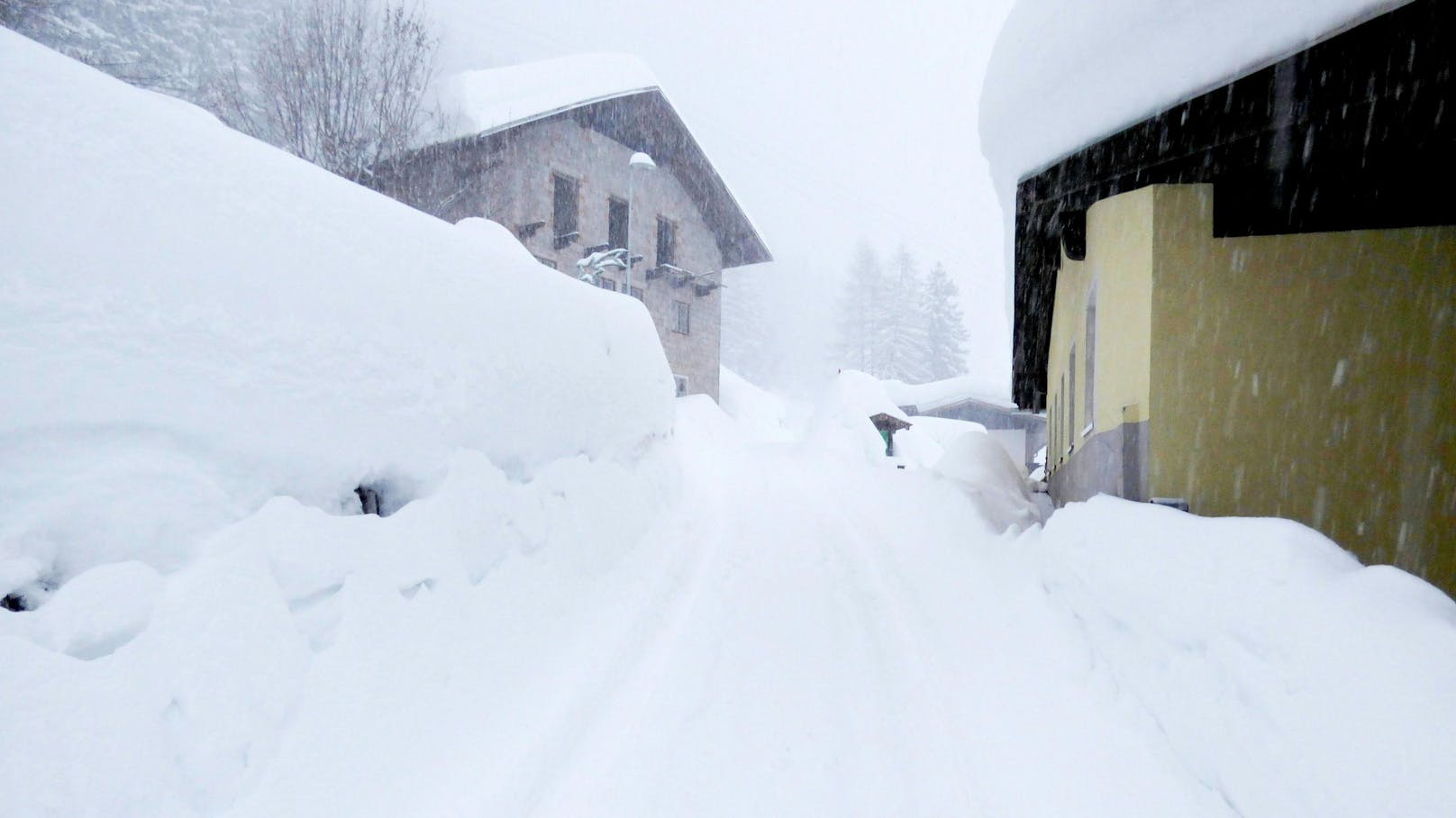 Starker Schneefall hat am 28. Dezember 2020 die Straßen in Liesing im Lesachtal/Kärnten völlig unter sich begraben.