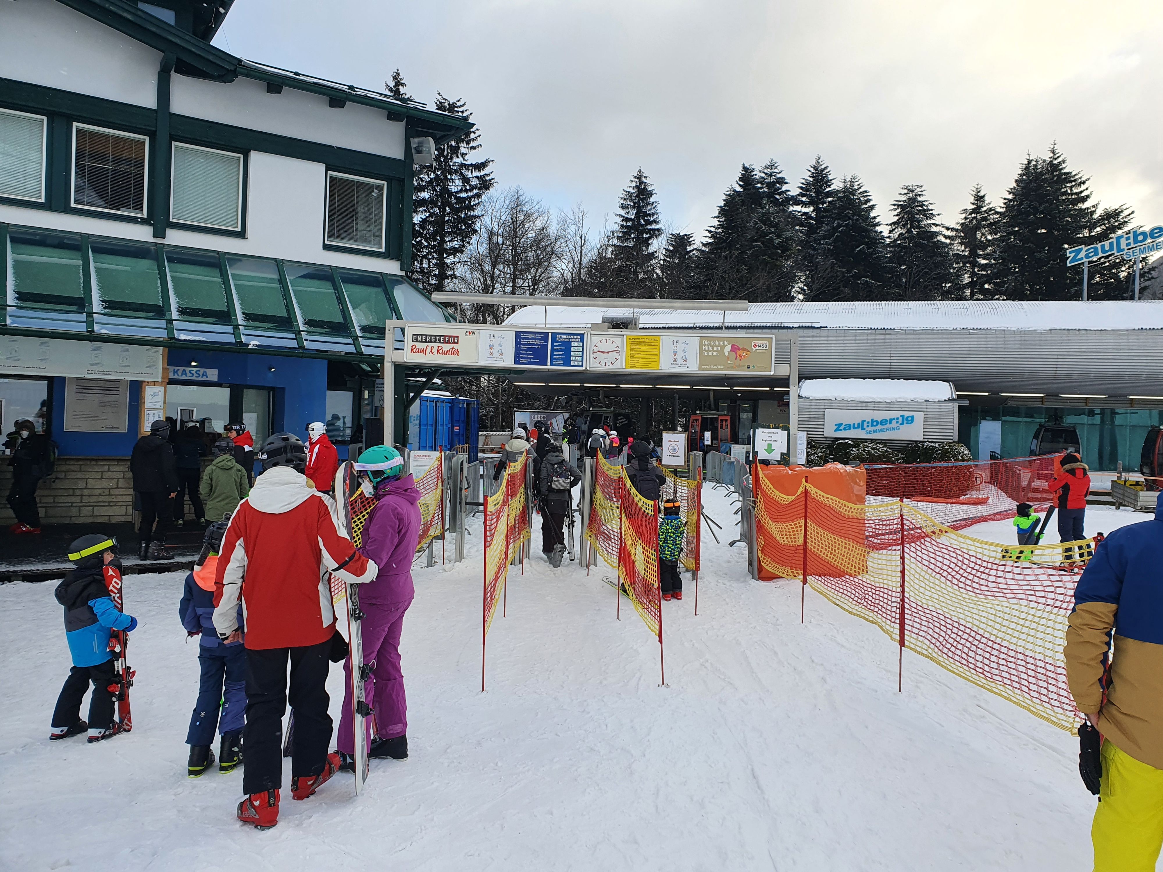 Im Netz wird über das Skifahren in der Corona-Pandemie in Österreich gespottet.