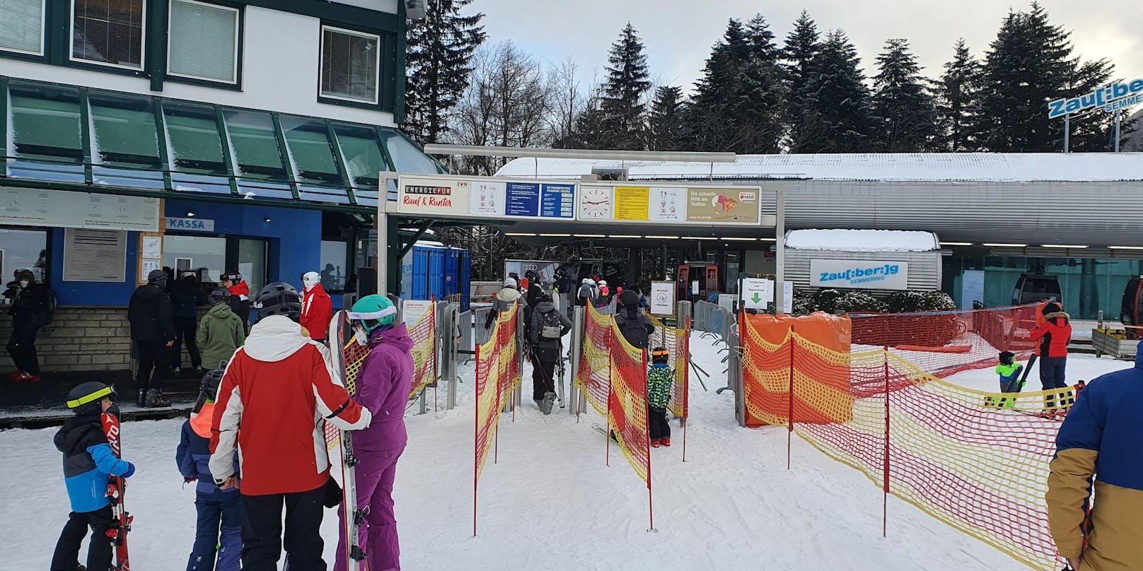 Im Netz wird über das Skifahren in der Corona-Pandemie in Österreich gespottet.