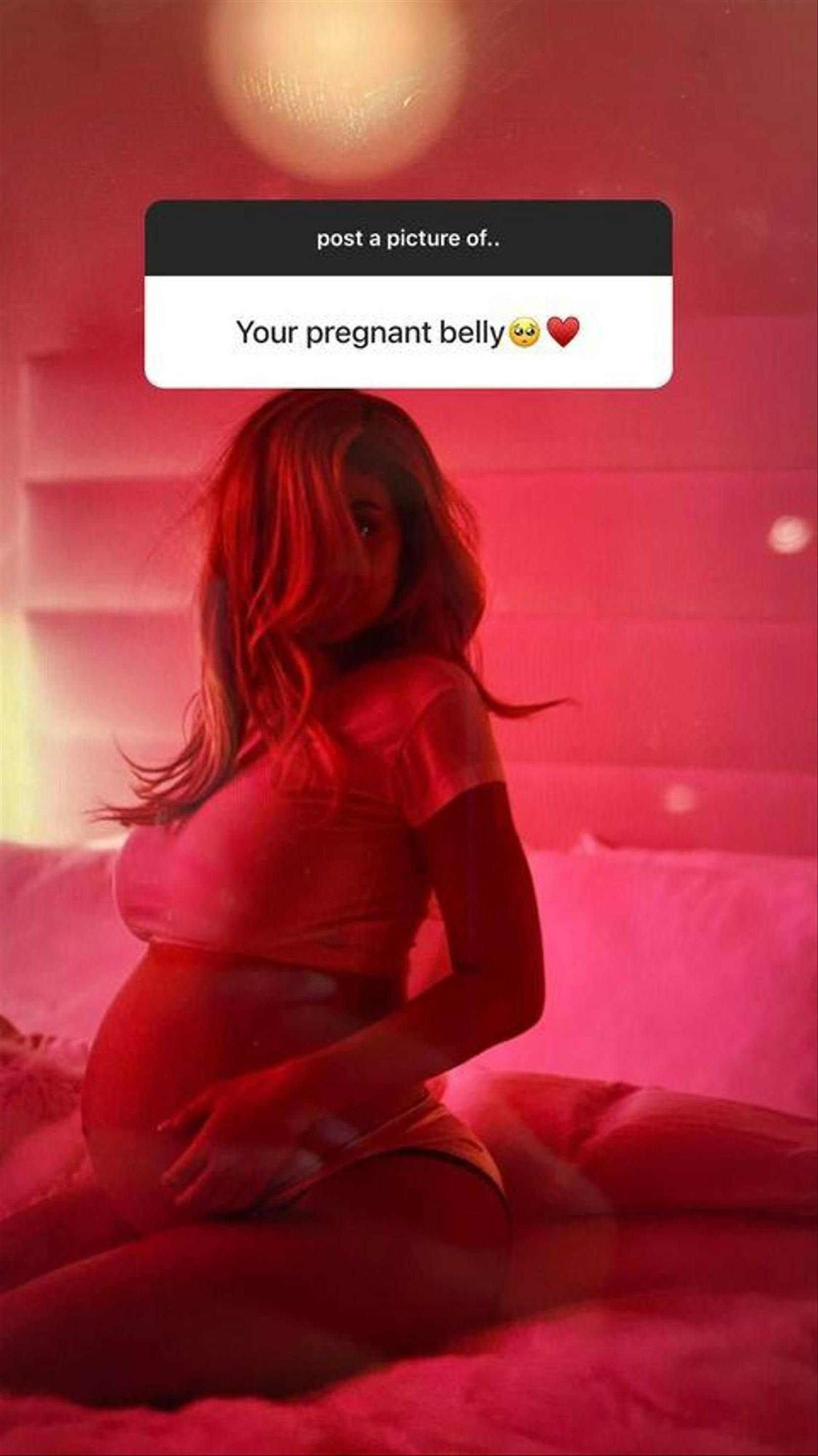 Dieses Foto mag jetzt nicht sehr spektakulär erscheinen, aber es ist tatsächlich eine kleine Sensation. Kylie hatte ihre Schwangerschaft nämlich geheim gehalten und bisher kaum Bilder mit Babybauch veröffentlicht. Im Februar 2018 verkündete sie damals aus dem Nichts, dass sie eine Tochter bekommen hat. 
