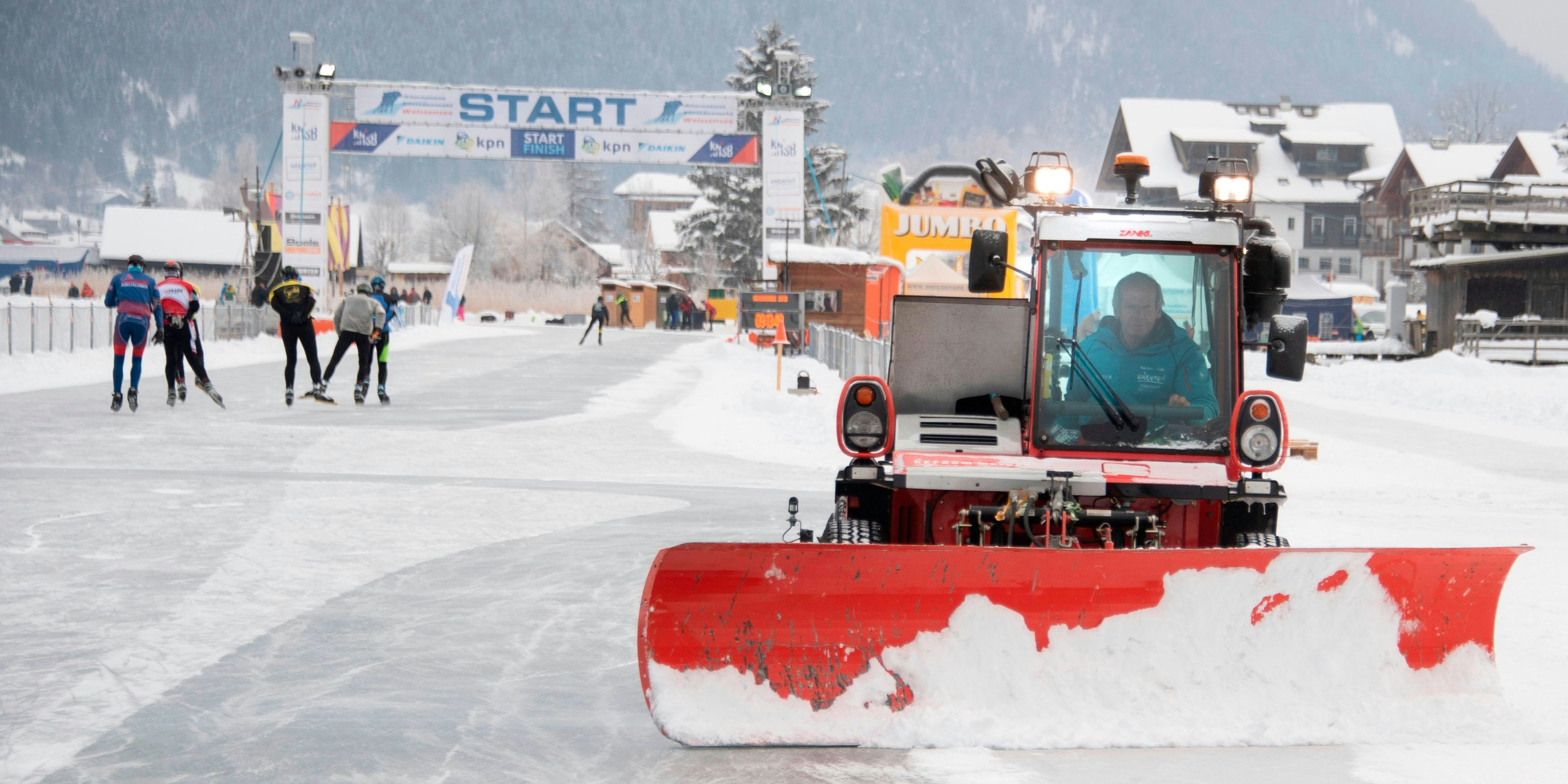 Eine Zugmaschine zum Schneeräumen am Weißensee