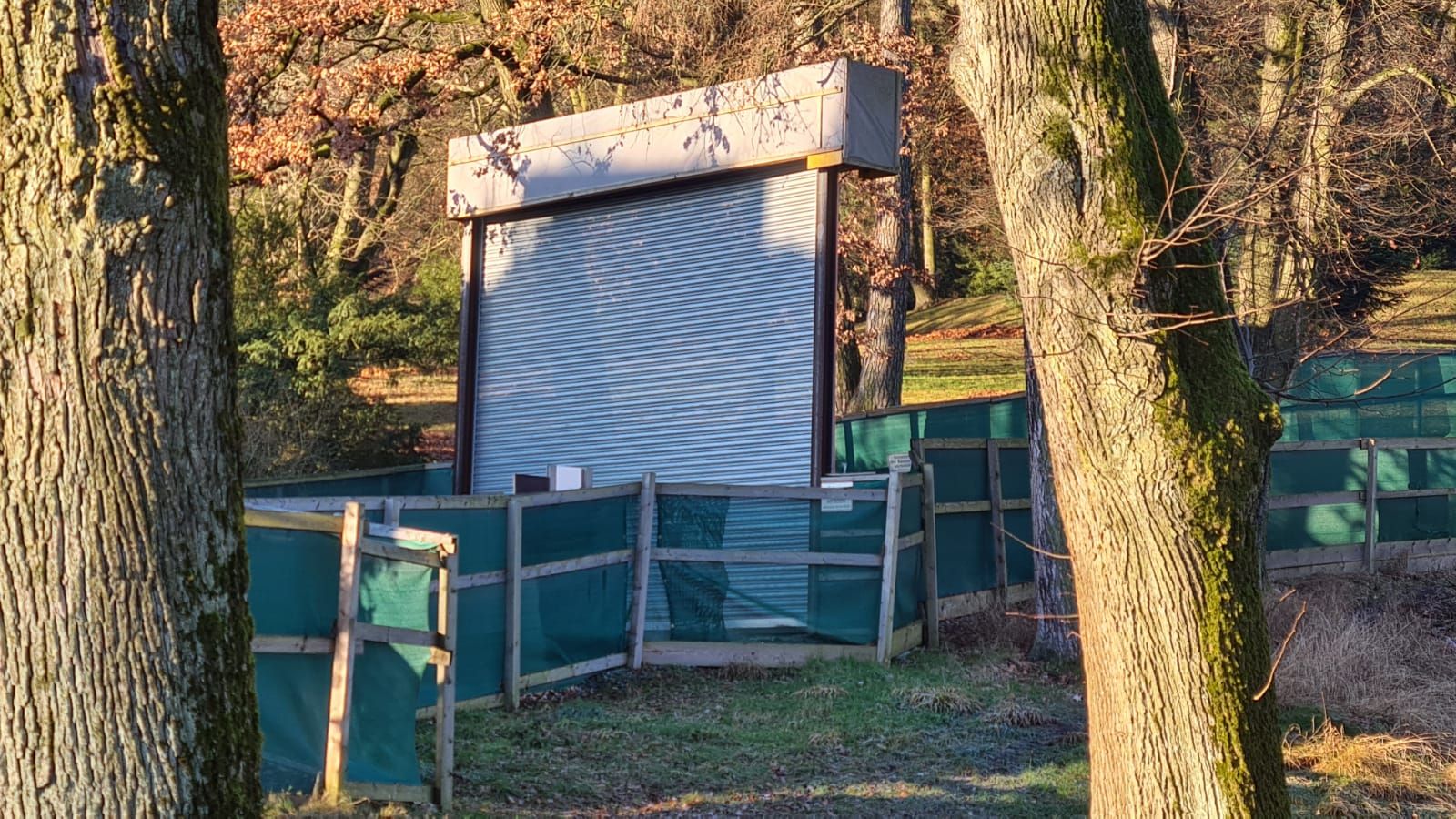 Dieses Rolltor steht seit Anfang 2019 bei der Kreuzung Römerstraße / Vergeinerstraße bei der Einfahrt zur Westring-Baustelle. 