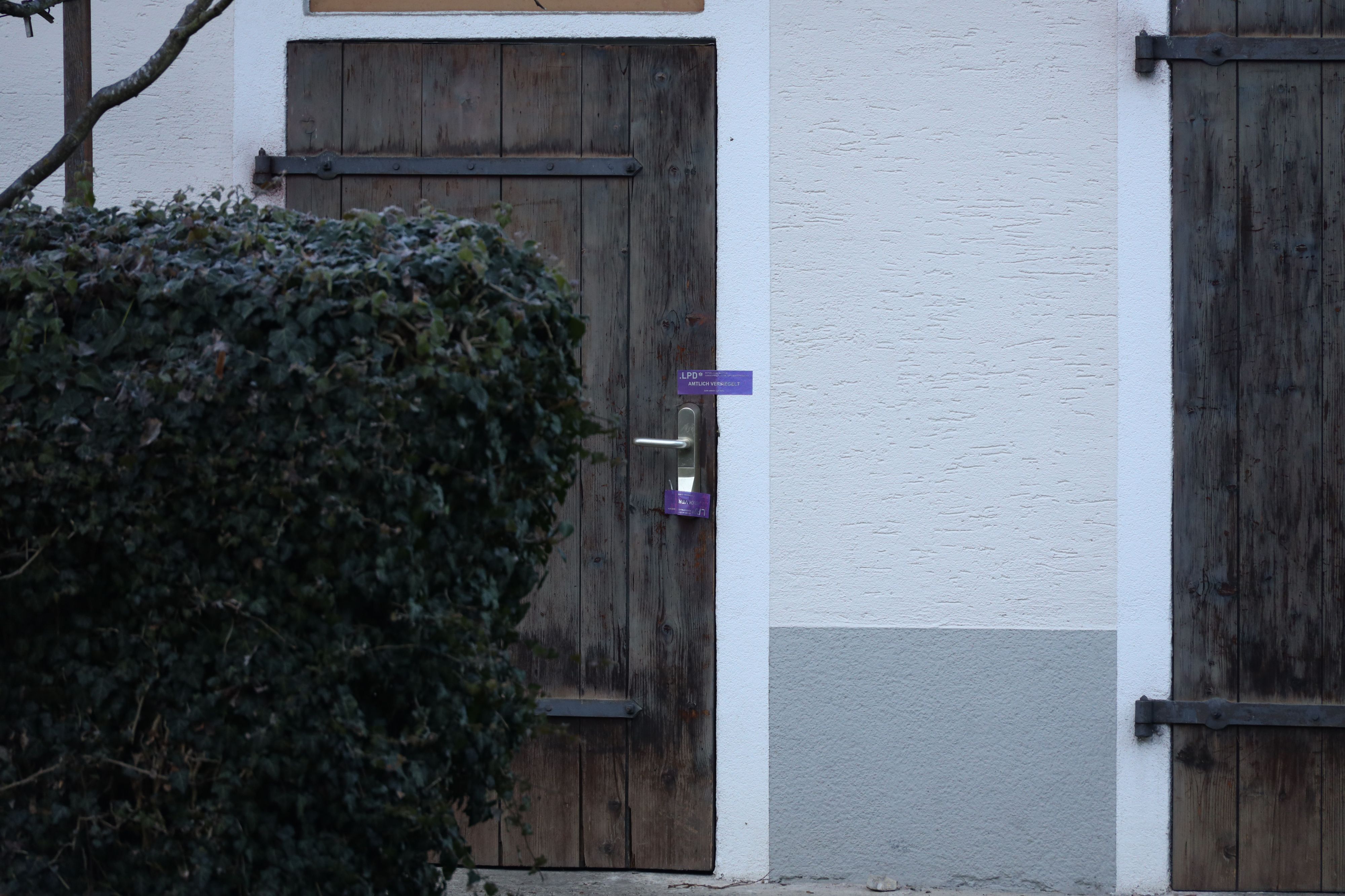 Die Polizei hat die Eingangstür versiegelt.