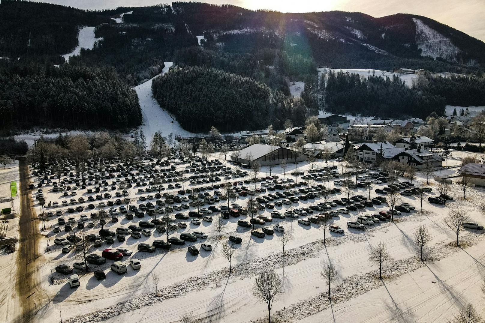 Während in den Städten alles zu ist, haben die Skigebiete offen. Diese Ungleichbehandlung kritisiert nun der Linzer Bürgermeister Klaus Luger.