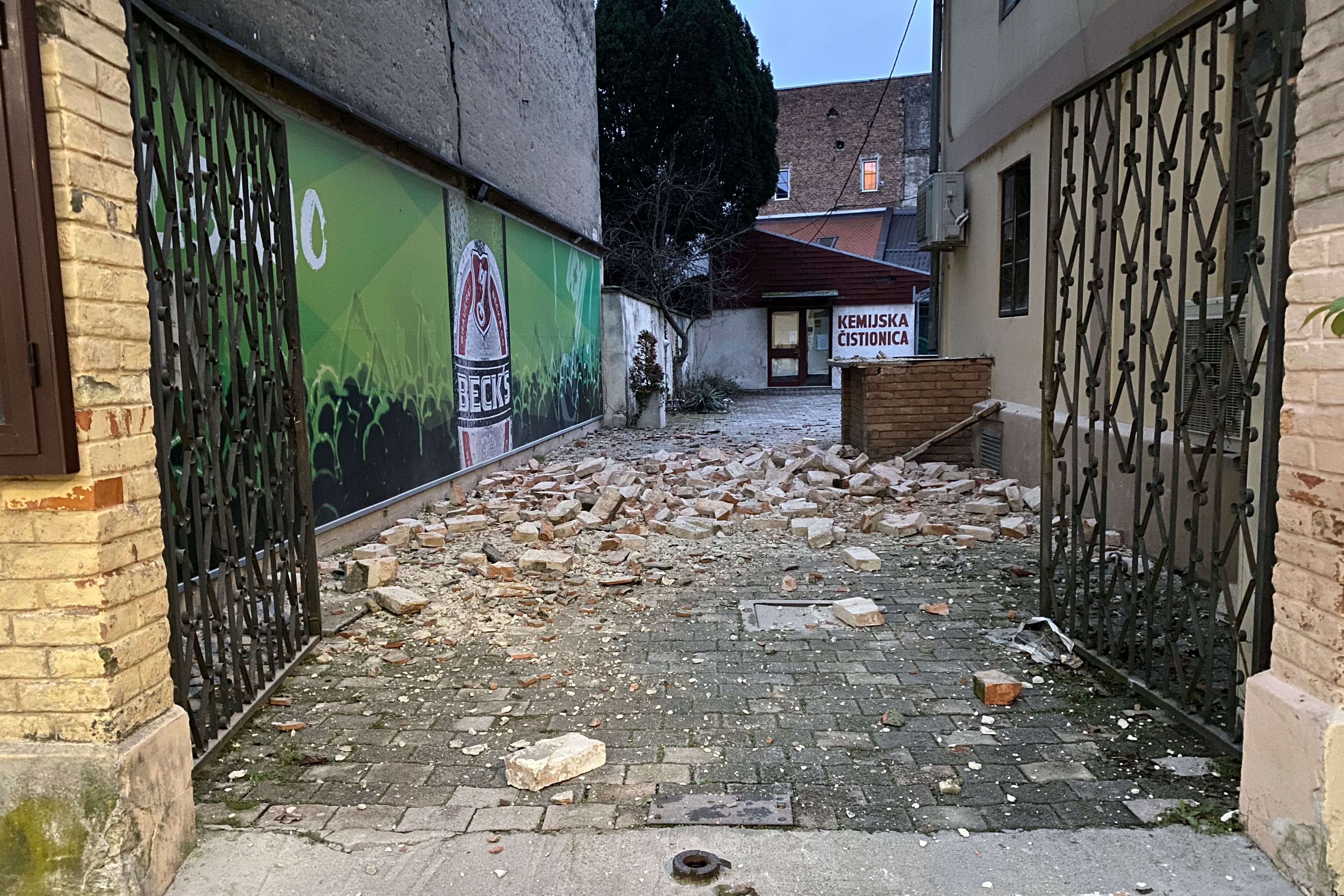 Download von www.picturedesk.com am 29.12.2020 (14:23).  A view of a debris on a path caused by an earthquake in Sisak, Croatia, Monday, Dec. 28, 2020. A moderate earthquake has hit central Croatia near its capital of Zagreb, triggering panic and some damage south of the city. There were no immediate reports of injuries. (AP Photo/Goran Juric) - 20201228_PD2530 - Rechteinfo: Rights Managed (RM)
