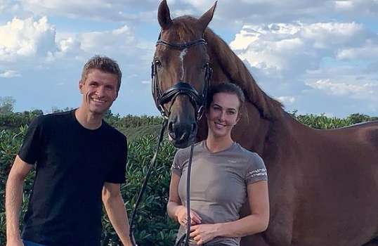 Thomas Müller mit seiner Frau Lisa und Zuchthengst D'Avie