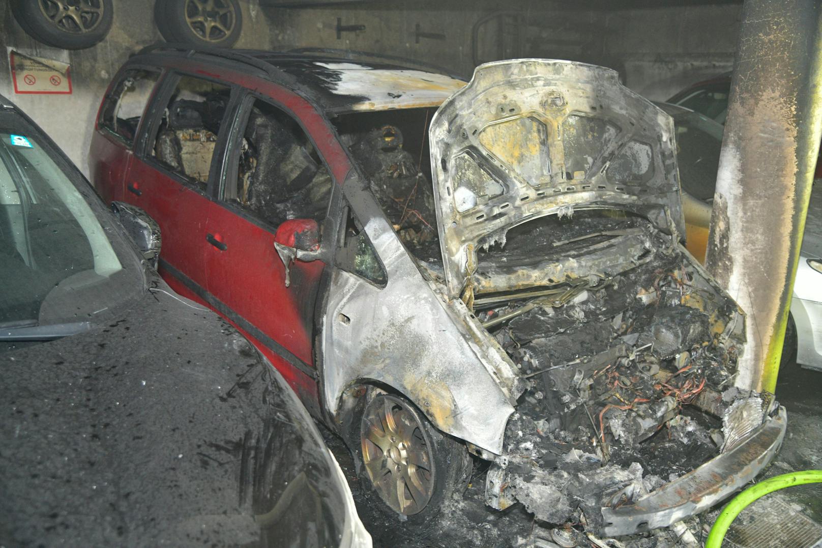 Aus bisher ungeklärter Ursache kam es gegen 21.50 Uhr in einer Tiefgarage in Absam zu einem Brand an einem abgestellten Fahrzeug, wobei dieses vollkommen abbrannte und die beidseitig abgestellten Autos ebenfalls beschädigt wurden. 