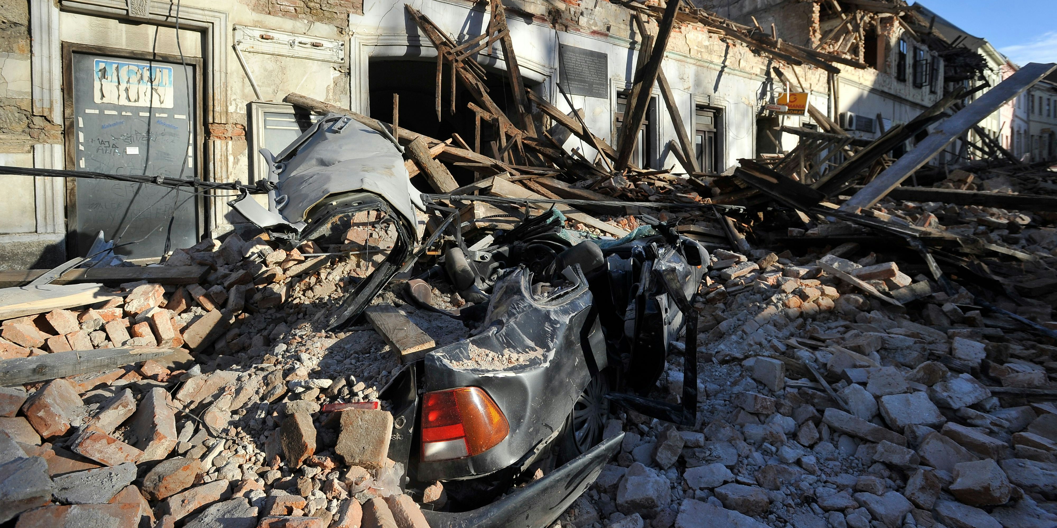 Download von www.picturedesk.com am 29.12.2020 (16:21).  A view of remains of a car covered by debris and buildings damaged in an earthquake in Petrinja, Croatia, Tuesday, Dec. 29, 2020. A strong earthquake has hit central Croatia and caused major damage and at least one death and 20 injuries in a town southeast of the capital Zagreb. (AP Photo) - 20201229_PD2884 - Rechteinfo: Rights Managed (RM)