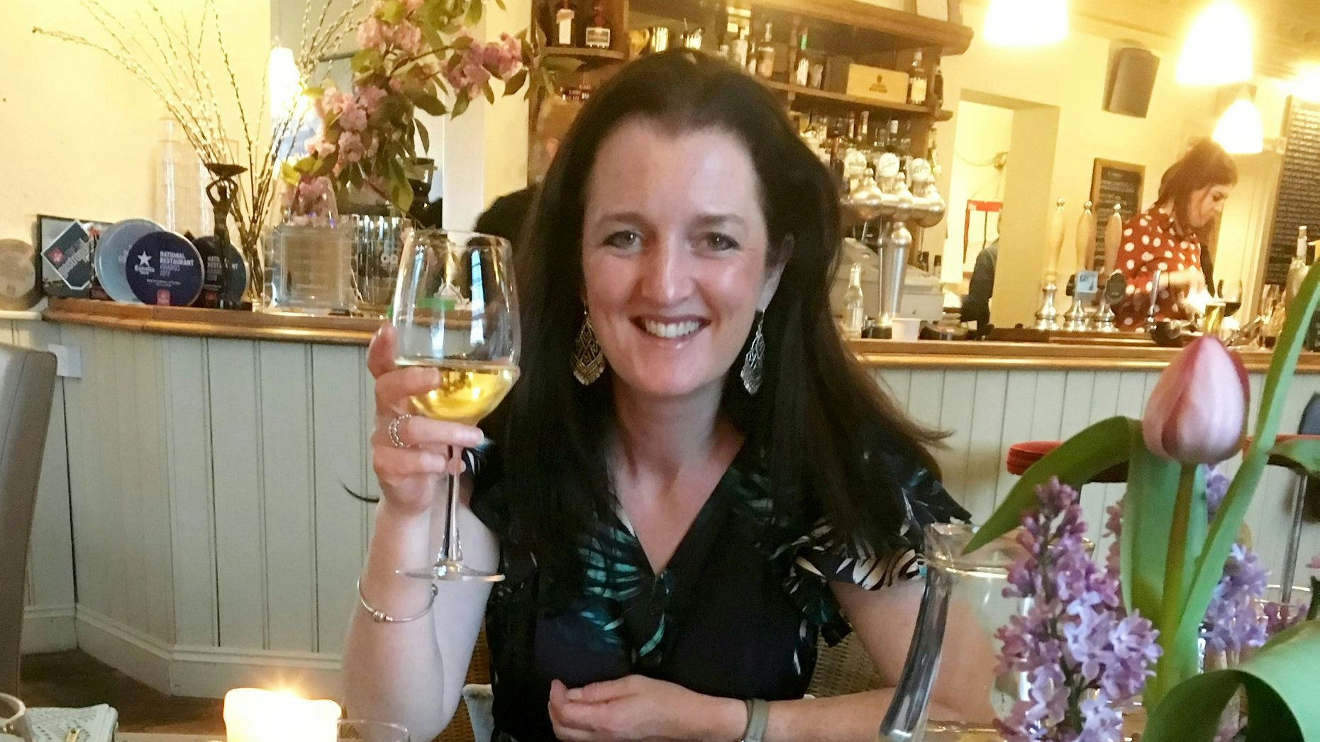 Download von www.picturedesk.com am 29.12.2020 (12:48).  ACT action_31470787 -- Sarah Govier. A mum has told how Covid has totally scrambled her senses so now coffee smells like car fumes, toothpaste tastes like petrol and chocolate is too disgusting to stomach. See SWNS story SWTPparosmia. Sarah Govier, 44, caught the virus in May and like many others lost her sense of smell. But months after it came back she was struck by a bizarre new symptom - a total distortion of her sense of smell, and therefore taste. The mum-of-two said nearly "all food smells rotten" and she's lost weight because she can barely bring herself to eat some of her favourite meals. / action press - 20201211_PD13615 - Rechteinfo: Rights Managed (RM)