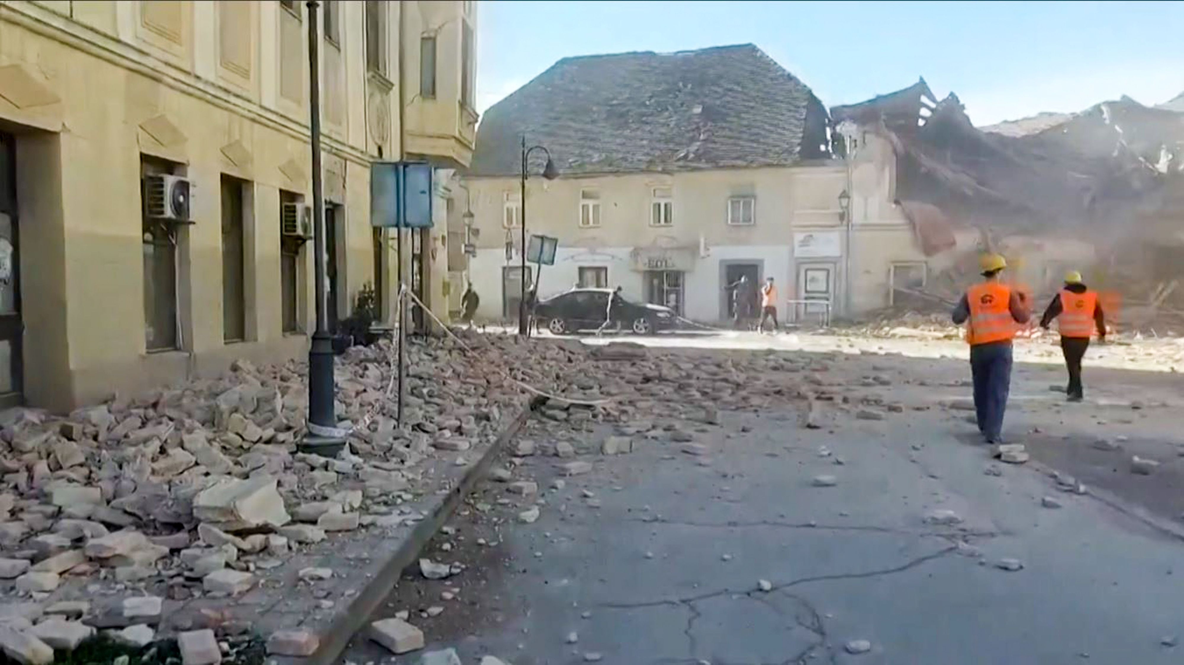 Download von www.picturedesk.com am 29.12.2020 (14:43).  *** SERVICEBILD *** A grab of a video taken and released by the Croatian Red Cross on December 29, 2020 shows rubbles in the streets and the first emergency and rescue teams arriving in Petrinja, after the town was striked by an earthquake of 6,4 magnitude. - The tremor, one of the strongest to rock Croatia in recent years, collapsed rooftops in Petrinja, home to some 20,000 people, and left the streets strewn with bricks and other debris. Rescue workers and the army were deployed to search for trapped residents, with no casualties initially reported. (Photo by - / various sources / AFP) / RESTRICTED TO EDITORIAL USE - MANDATORY CREDIT "AFP PHOTO / SOURCE / BYLINE" - NO MARKETING - NO ADVERTISING CAMPAIGNS - DISTRIBUTED AS A SERVICE TO CLIENTS - 20201229_PD2173 - Rechteinfo: Servicebild (SB) Bei diesem Bild ist PictureDesk ausschließlich technischer Dienstleister und stellt eine technische Bearbeitungsgebühr in Rechnung. PictureDesk ist weder Urheber noch Rechteinhaber. Die Nutzung liegt in alleiniger Verantwortung des Kunden. Nur für redaktionelle Nutzung! Werbliche Nutzung erfordert Freigabe: bitte schicken Sie uns eine Anfrage.