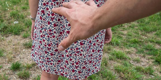 Der Mann zeigte zuerst seinen Penis, fasste dann auch noch eine der Frauen an.