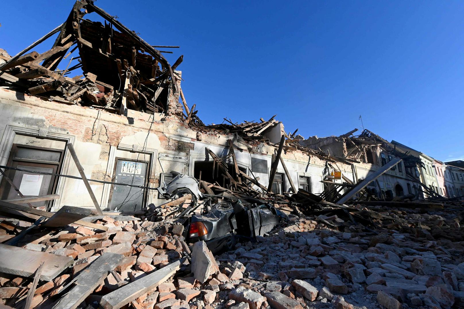 Durch das stärkste Erdbeben in der jüngeren Geschichte des Landes wurden zahlreiche Gebäude zerstört, ein Kind wurde von den Trümmern begraben und getötet.