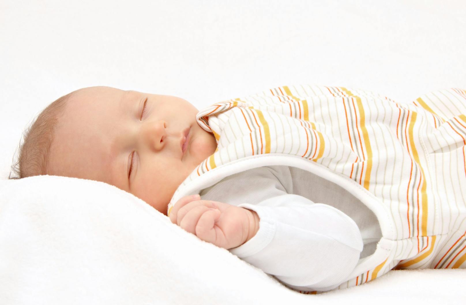 Diverse Babyschlafsäcke sind eine Gefahr für Kinder.