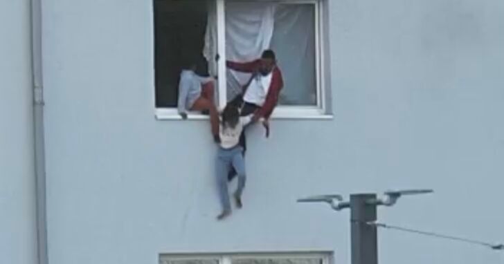 Die Familie rettete sich mit einem Sprung aus dem Fenster.
