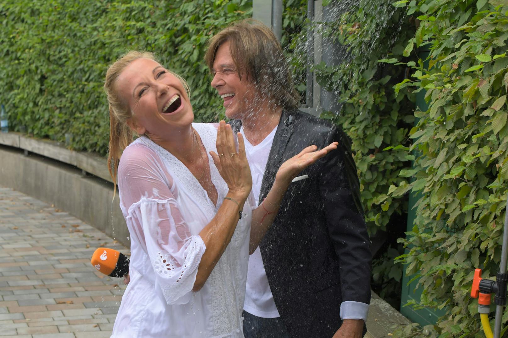 Andrea Kiewel bei einer kühlen Dusche im ZDF-Fernsehgarten.