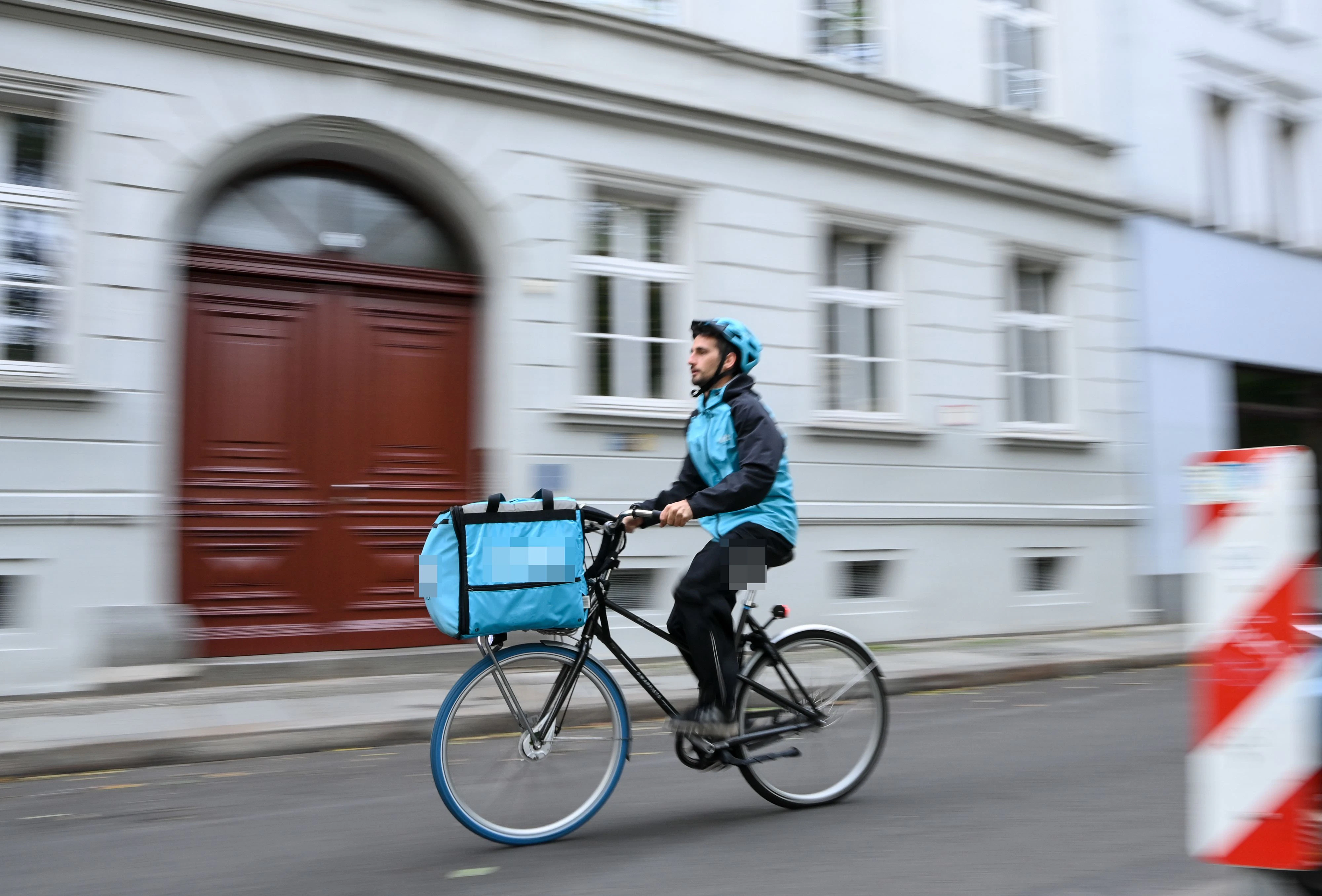Download von www.picturedesk.com am 03.12.2020 (15:23).  20 October 2020, Berlin: A bicycle courier is on a street in Berlin-Mitte for the Wolt food delivery service, a Finnish start-up. Photo: Jens Kalaene/dpa-Zentralbild/ZB - 20201020_PD12626 - Rechteinfo: Rights Managed (RM)