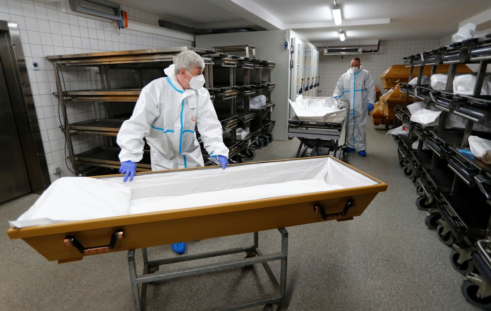 Ein Bestatter bereitet einen Sarg für eine verstorbene Covid-Patientin vor. Symbolbild, aufgenommen am 10. November in Berlin.