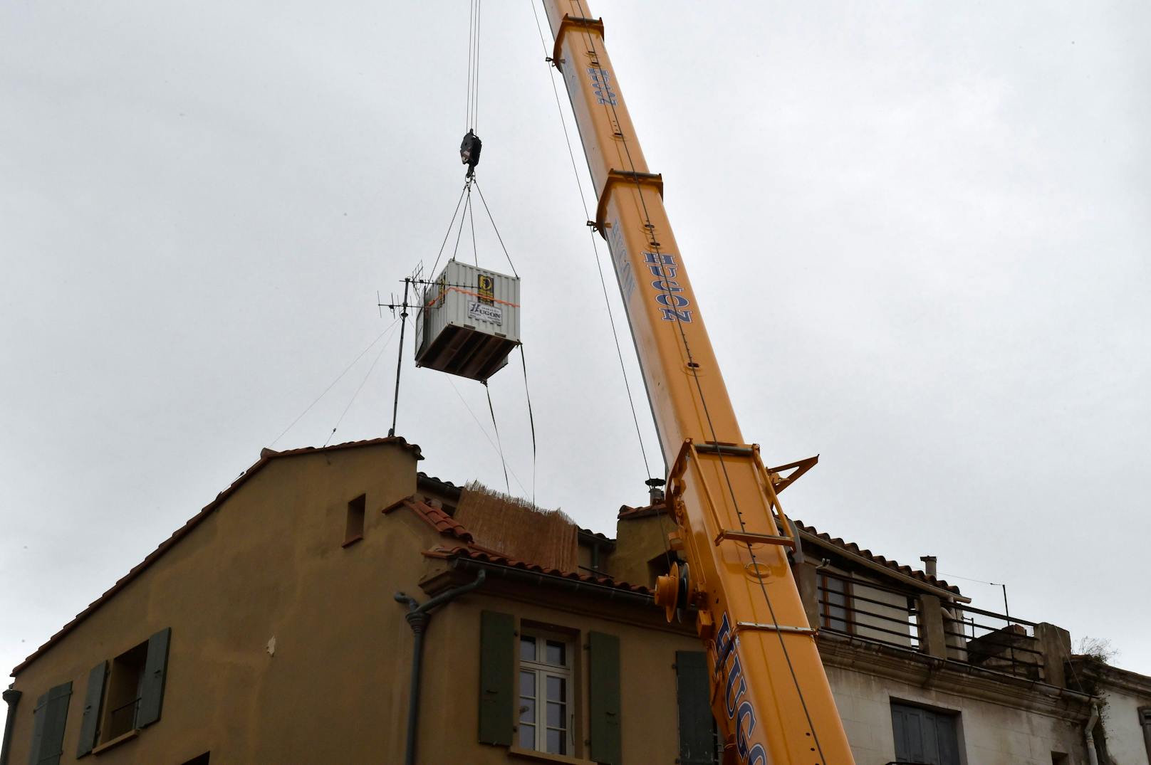 Eine ungewöhnliche Rettungsaktion in der südfranzösischen Stadt Perpignan: Der 300 Kilo schwere Alain Panabière must mit einem Kran aus seiner Wohnung befreit werden.