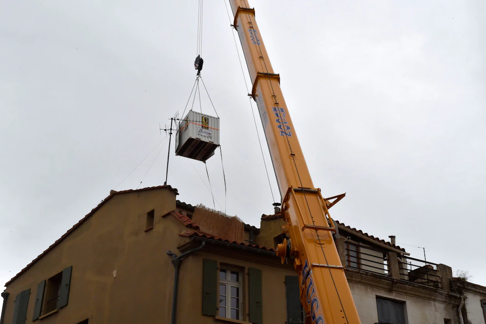 Eine ungewöhnliche Rettungsaktion in der südfranzösischen Stadt Perpignan: Der 300 Kilo schwere Alain Panabière must mit einem Kran aus seiner Wohnung befreit werden.