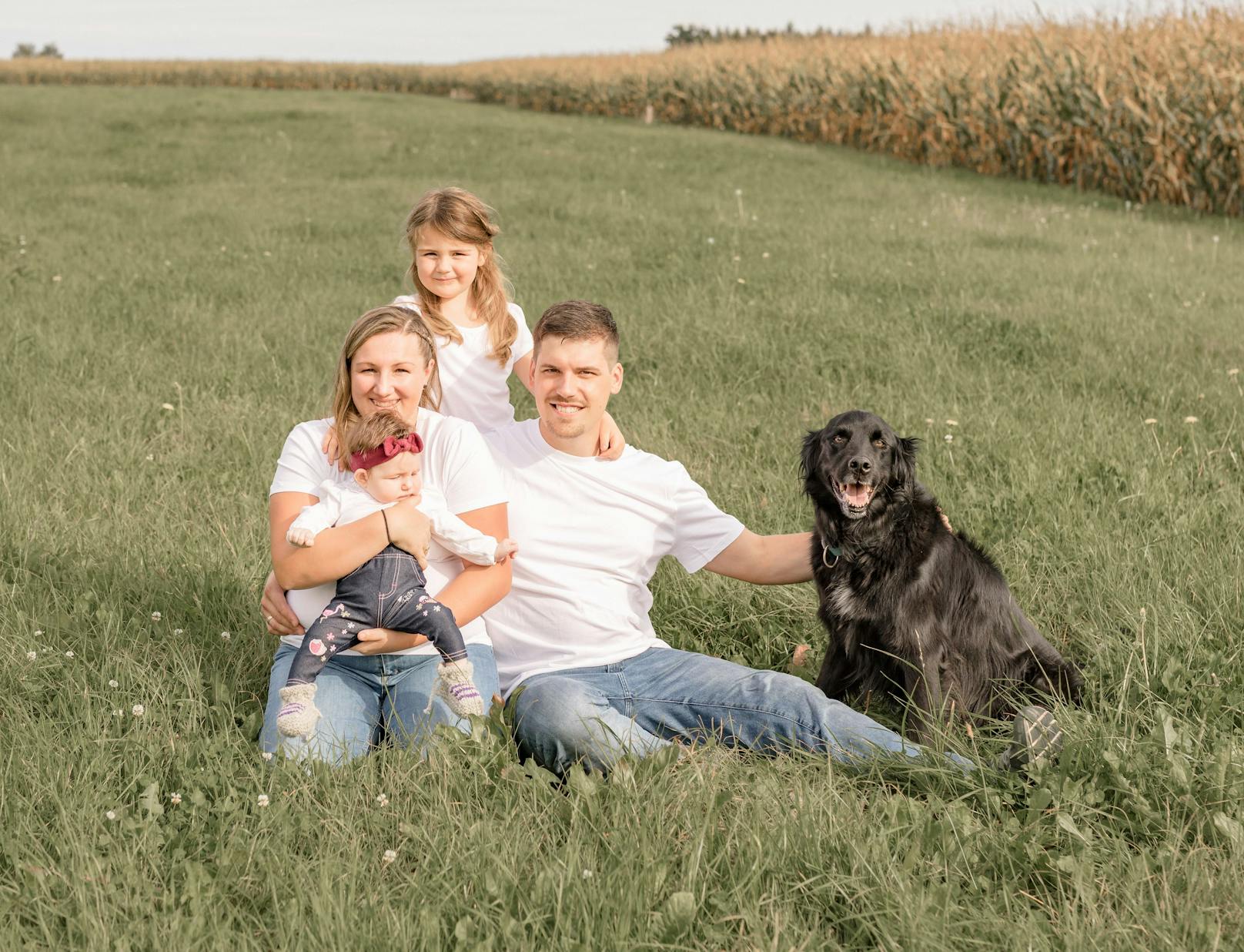 Robert und Sabrina Zeilinger mit ihren Kindern und dem Familienhund.
