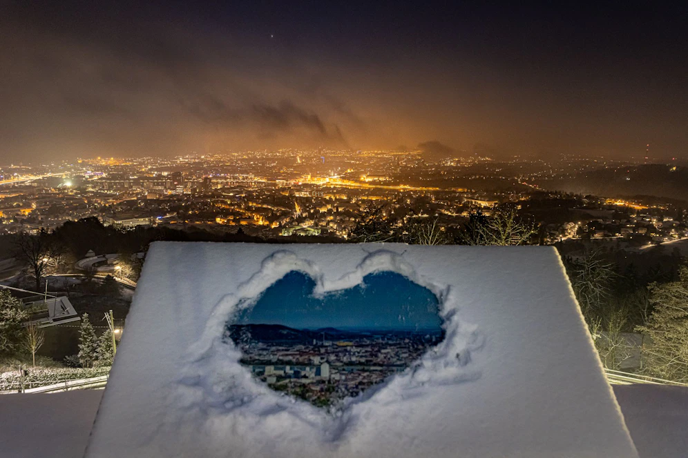 Schön, aber gefährlich - der erste Schnee in Linz.