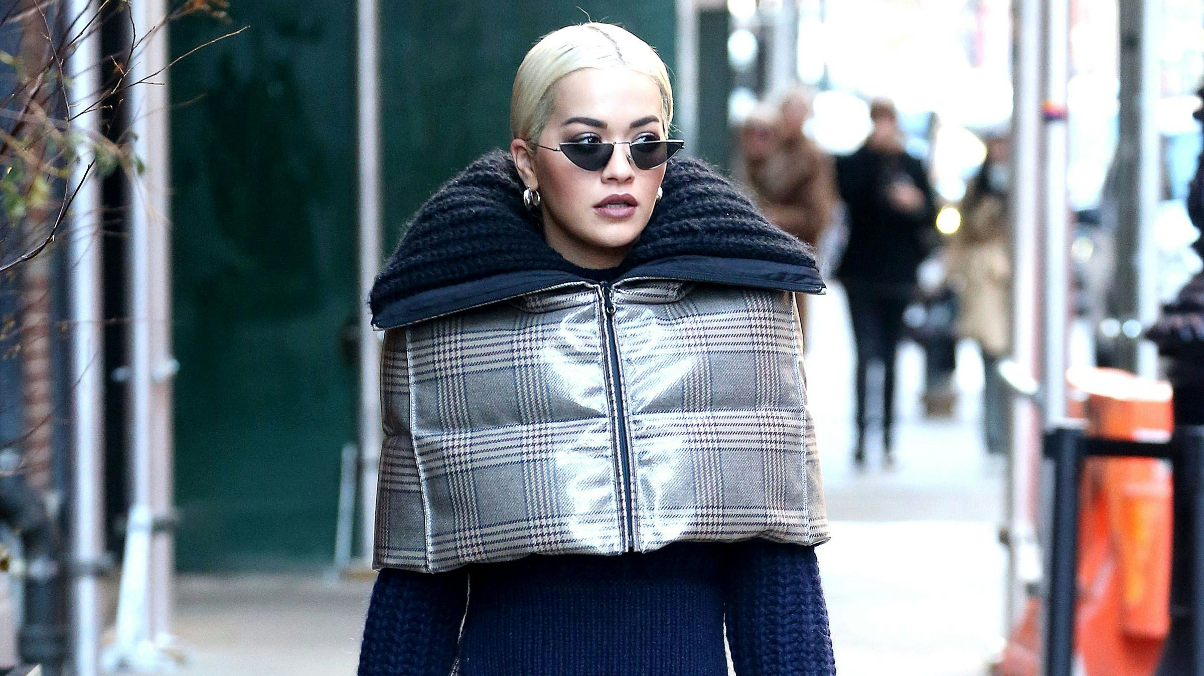 Download von www.picturedesk.com am 03.12.2020 (14:42).  ACT action_29105440 -- Rita Ora is seen leaving her hotel in New York wearing a sleeveless cropped puffer jacket, matching skirt, and black boots / 181218 -- APA-PictureDesk garantiert, über die fotografischen Urheberrechte für die vereinbarte Verwendung durch den Kunden zu verfügen. Der Kunde selbst hat insbesondere die Persönlichkeitsrechte von abgebildeten Personen hinsichtlich den Bestimmungen des Landes, in dem die Nutzung vorgenommen werden soll, in eigener Verantwortung zu beachten (siehe Punkt 5 der Allgemeinen Geschäftsbedingungen). - 20181218_PD7406 - Rechteinfo: Rights Managed (RM) Fotografische Urheberrechte sind garantiert. Der Kunde selbst hat insbesondere die PersÃ¶nlichkeitsrechte der abgebildeten Personen in eigener Verantwortung zu beachten (AGBs Punkt 5).