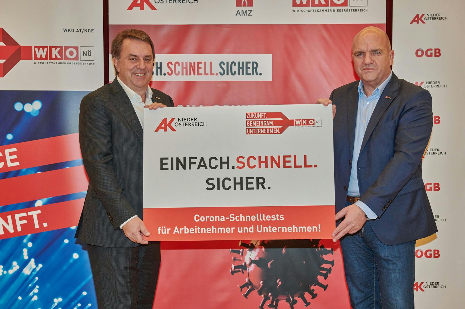 Wolfgang Ecker (Präsident WK Niederösterreich) und  Markus Wieser (Präsident AK Niederösterreich) präsentieren die neue Schnellteststraße in Hollabrunn.