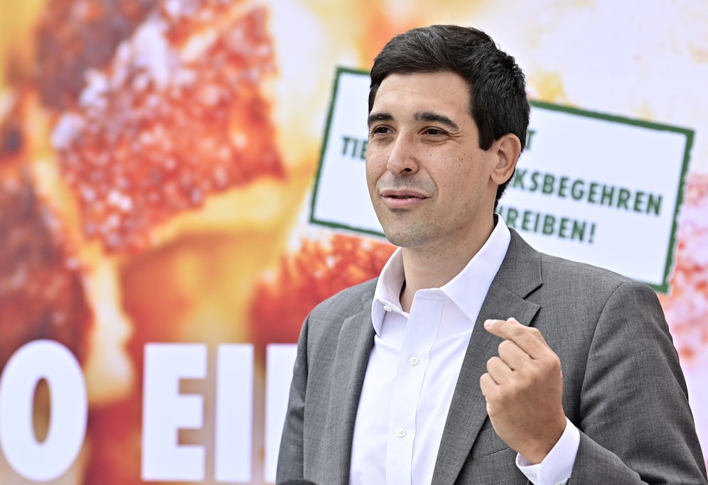 Initiator Sebastian Bohrn Mena anlässlich der Präsentation des Verein Tierschutzvolksbegehren 