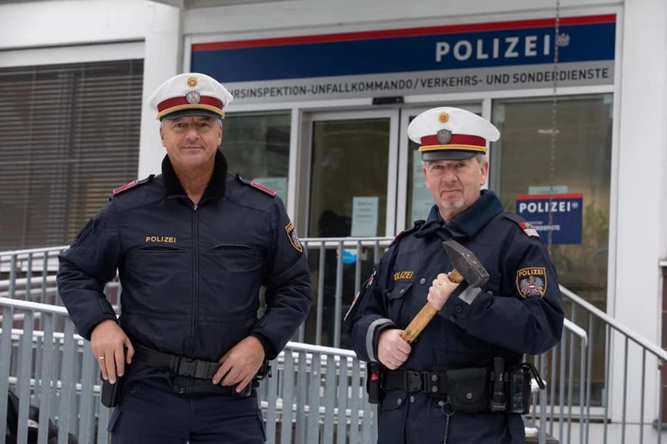 Die  beiden Polizisten retten einen Pensionisten. Der Linzer saß aufgrund einer Unterzuckerung bereits bewusstlos in seinem Auto.