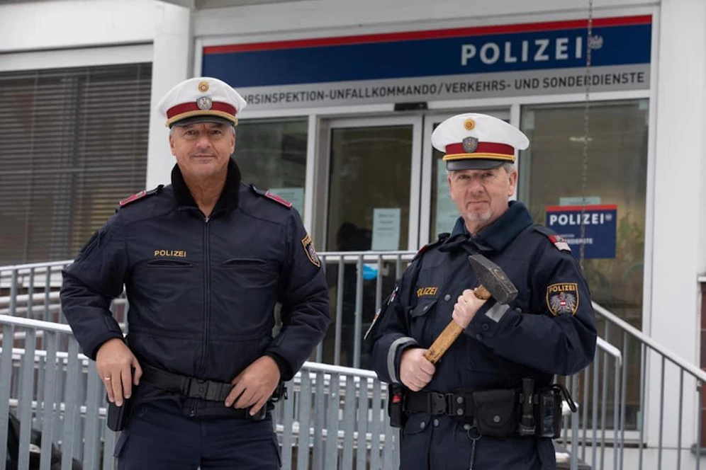 Die  beiden Polizisten retten einen Pensionisten. Der Linzer saß aufgrund einer Unterzuckerung bereits bewusstlos in seinem Auto.