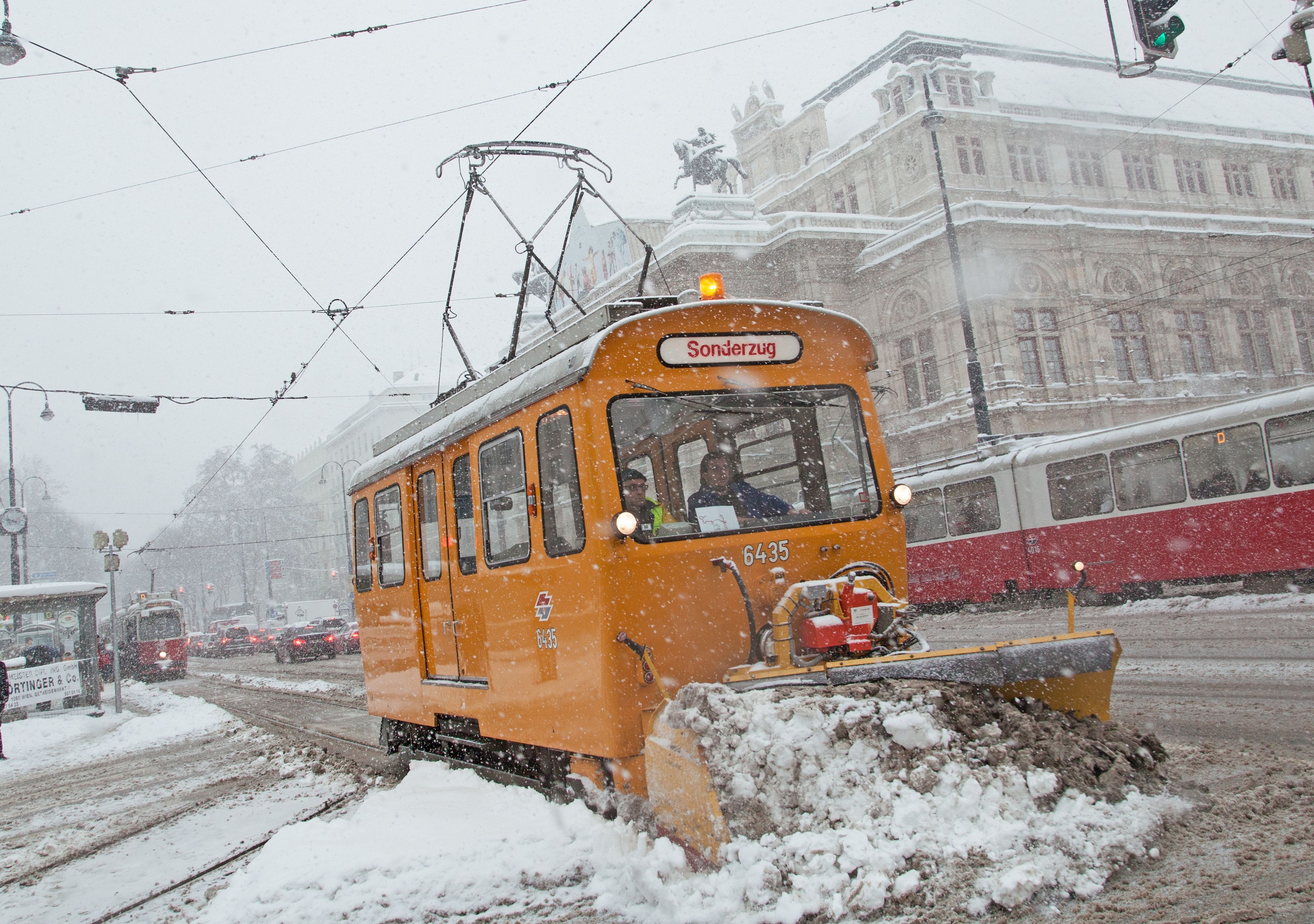 Schneepflug der Tpye LH am Kärnter Ring vor der Oper