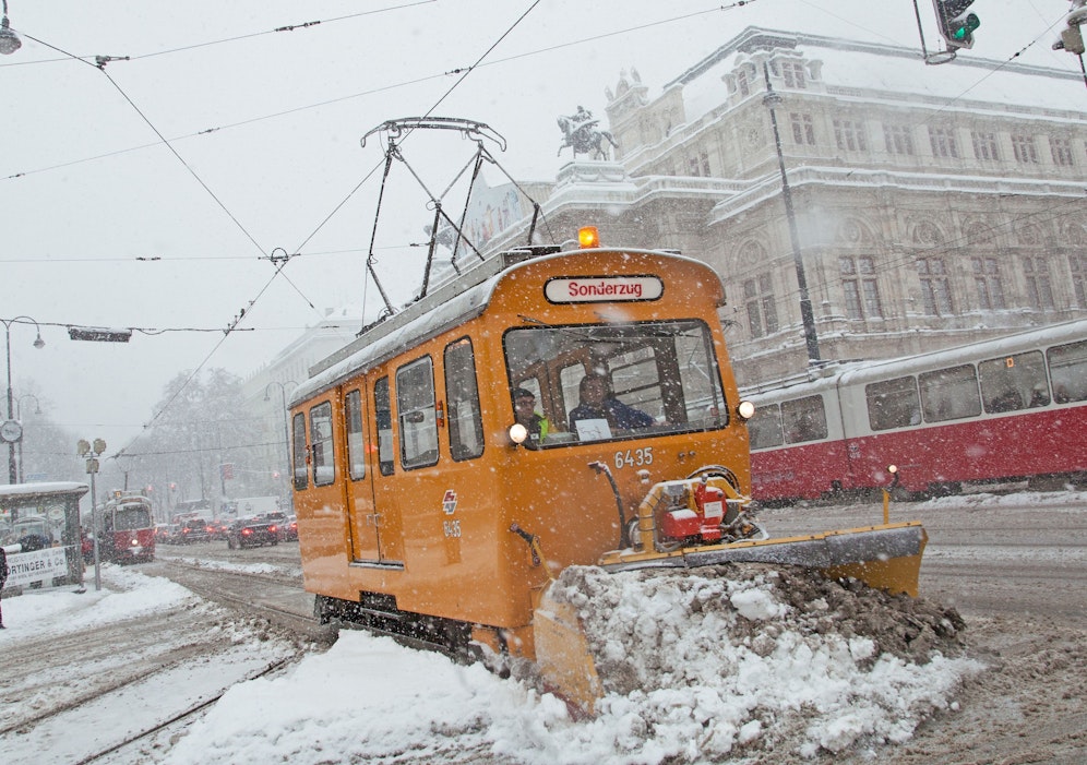 Schneepflug der Tpye LH am Kärnter Ring vor der Oper