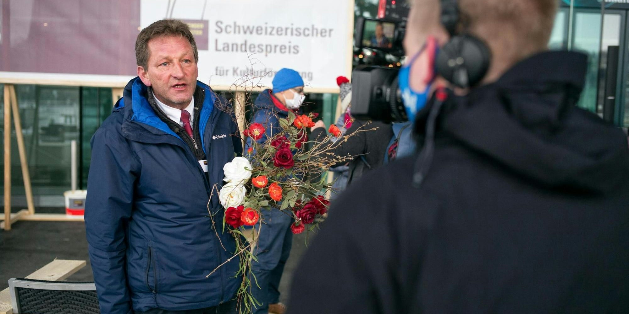 "Wetz" beim Verschenken des Geldes.