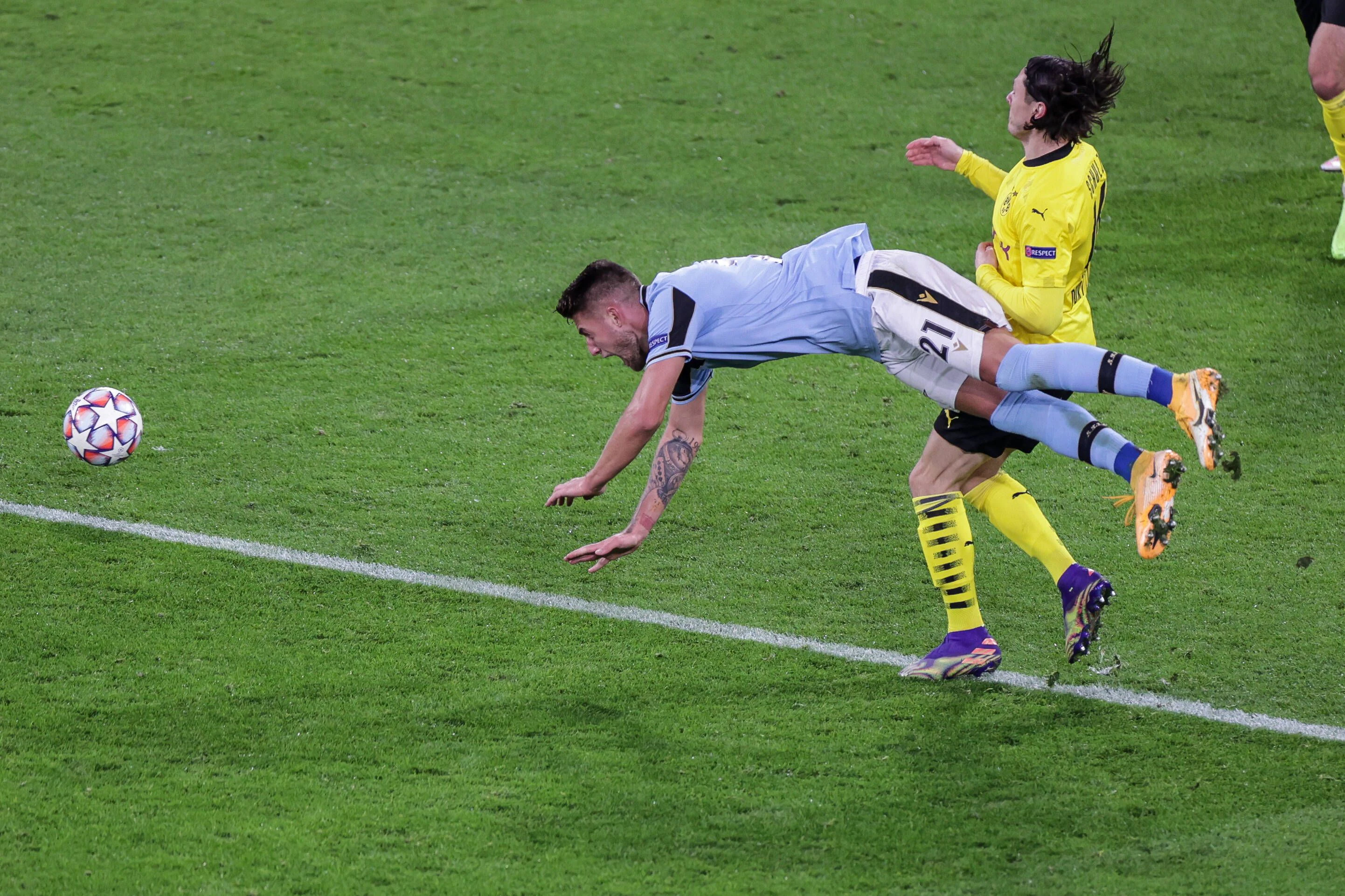 Nico Schulz gegen Sergej Milinkovic-Savic.