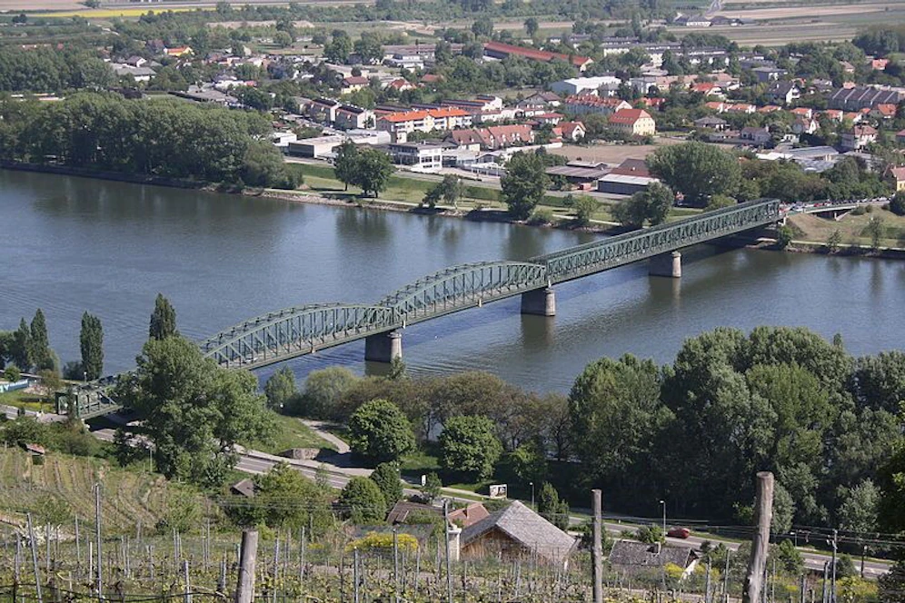 Die Donaubrücke zwischen Stein und Mautern