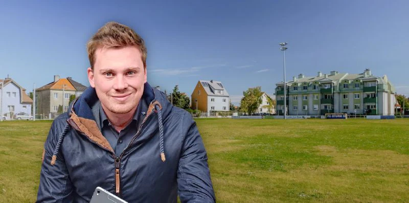 Krumböck und der brach liegende Fußballplatz.