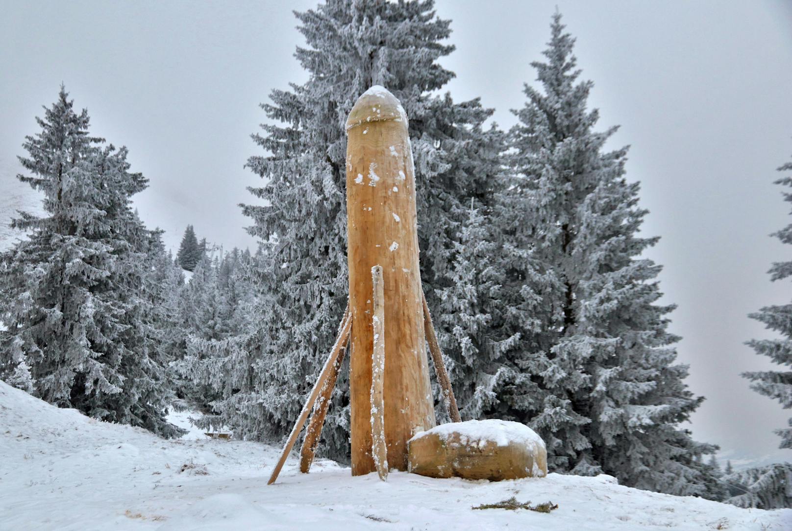 Wie beim abgesägten Penis ist auch diesmal unklar, wer die neue Skulptur auf den Berg gebracht hat.