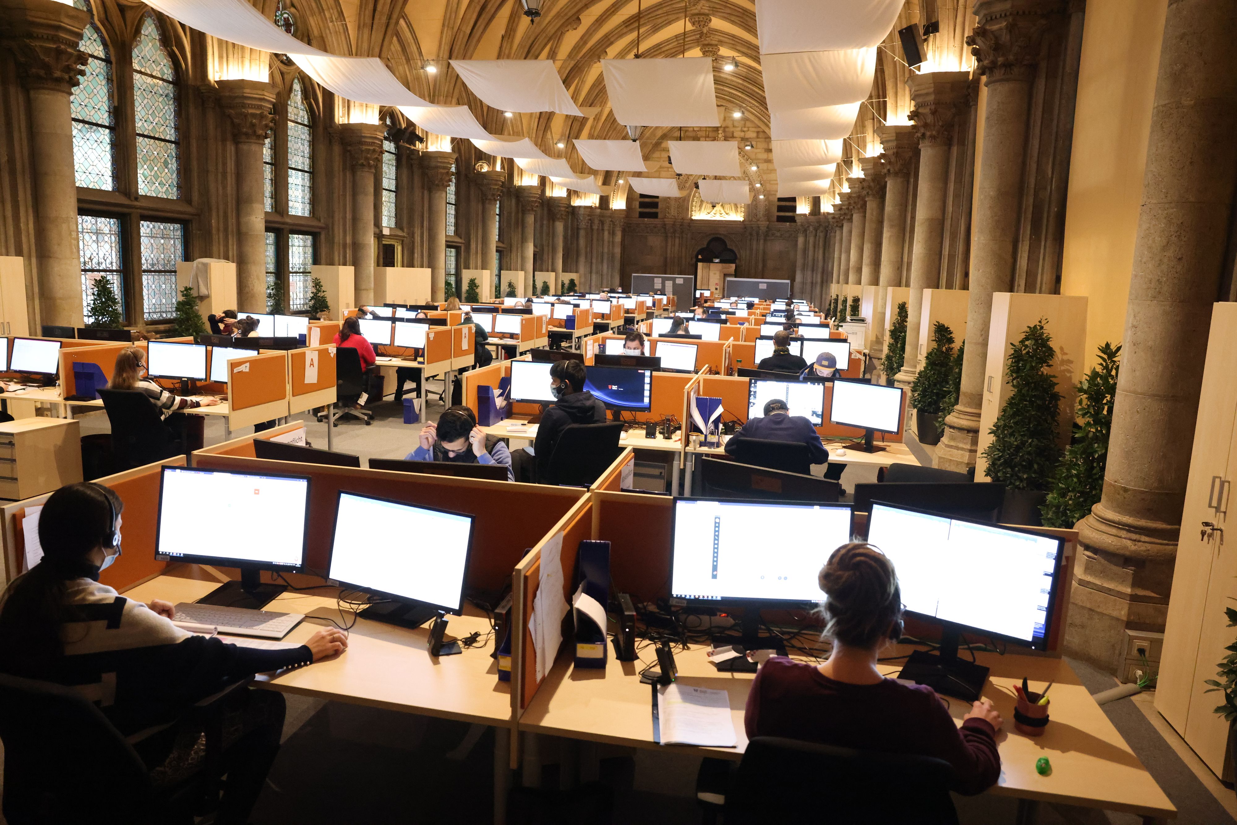 In der Volkshalle sitzen 100 Contact-Tracer.