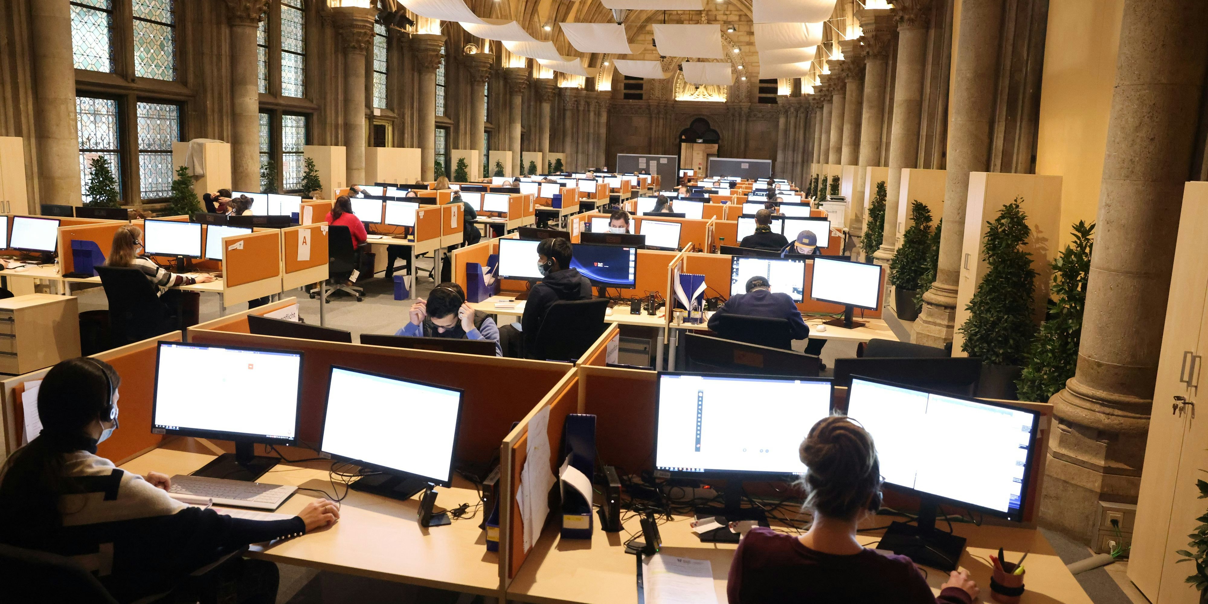 In der Volkshalle sitzen 100 Contact-Tracer.