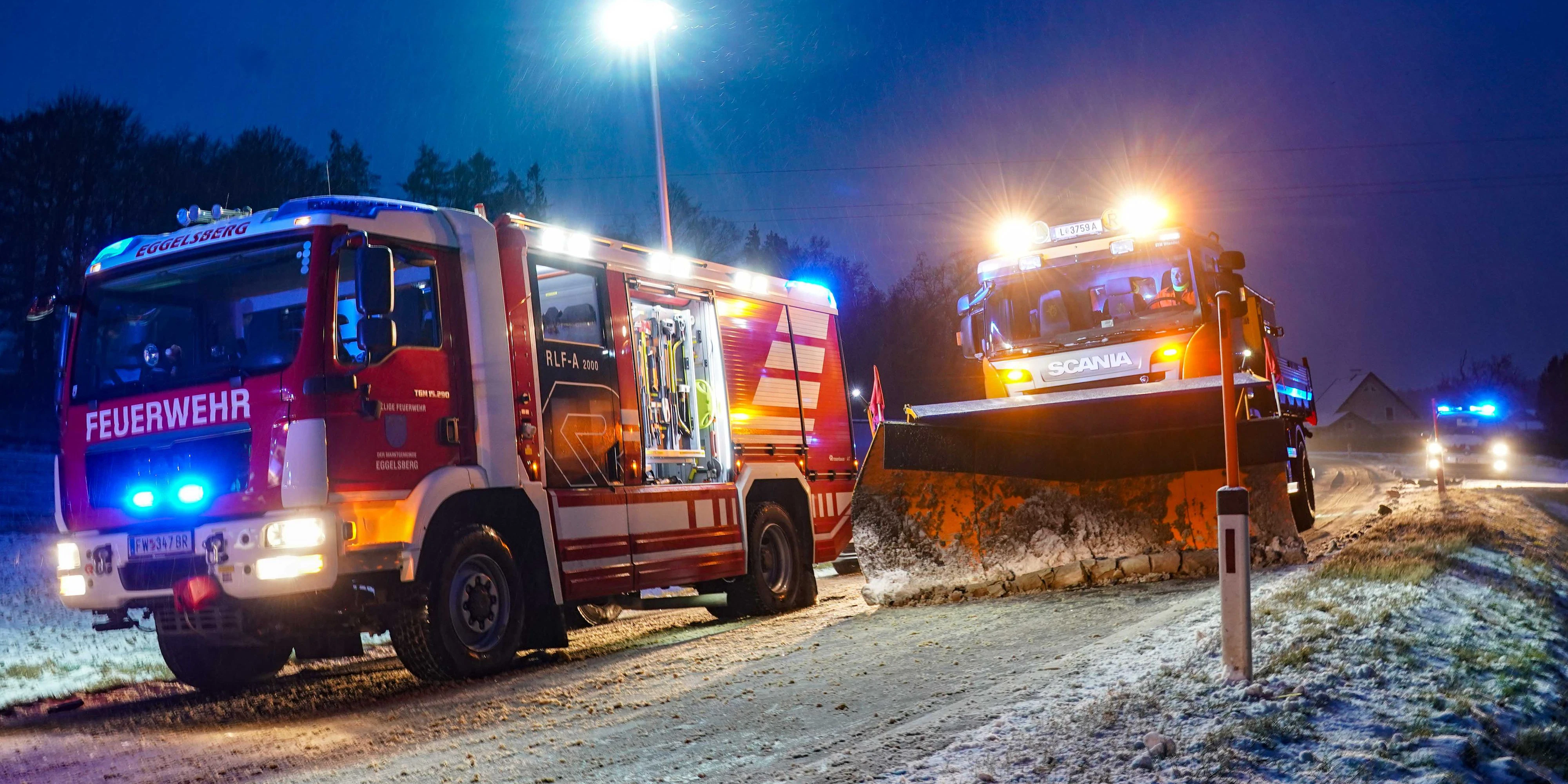 Schnee-Unfall mit eingeklemmter Person auf der B156