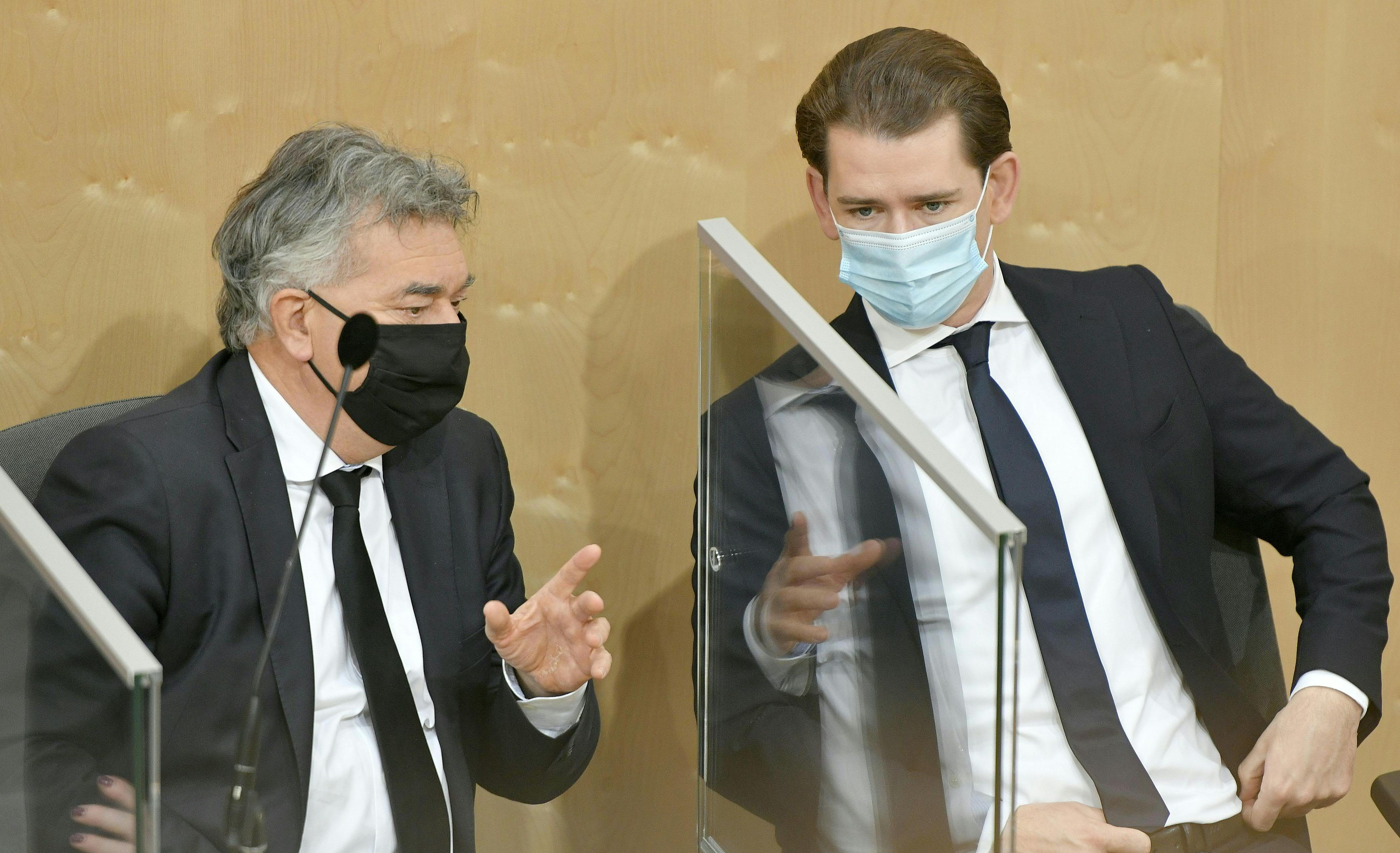 Werner Kogler (G) und BK Sebastian Kurz (ÖVP) im Rahmen einer Sondersitzung des Nationalrates