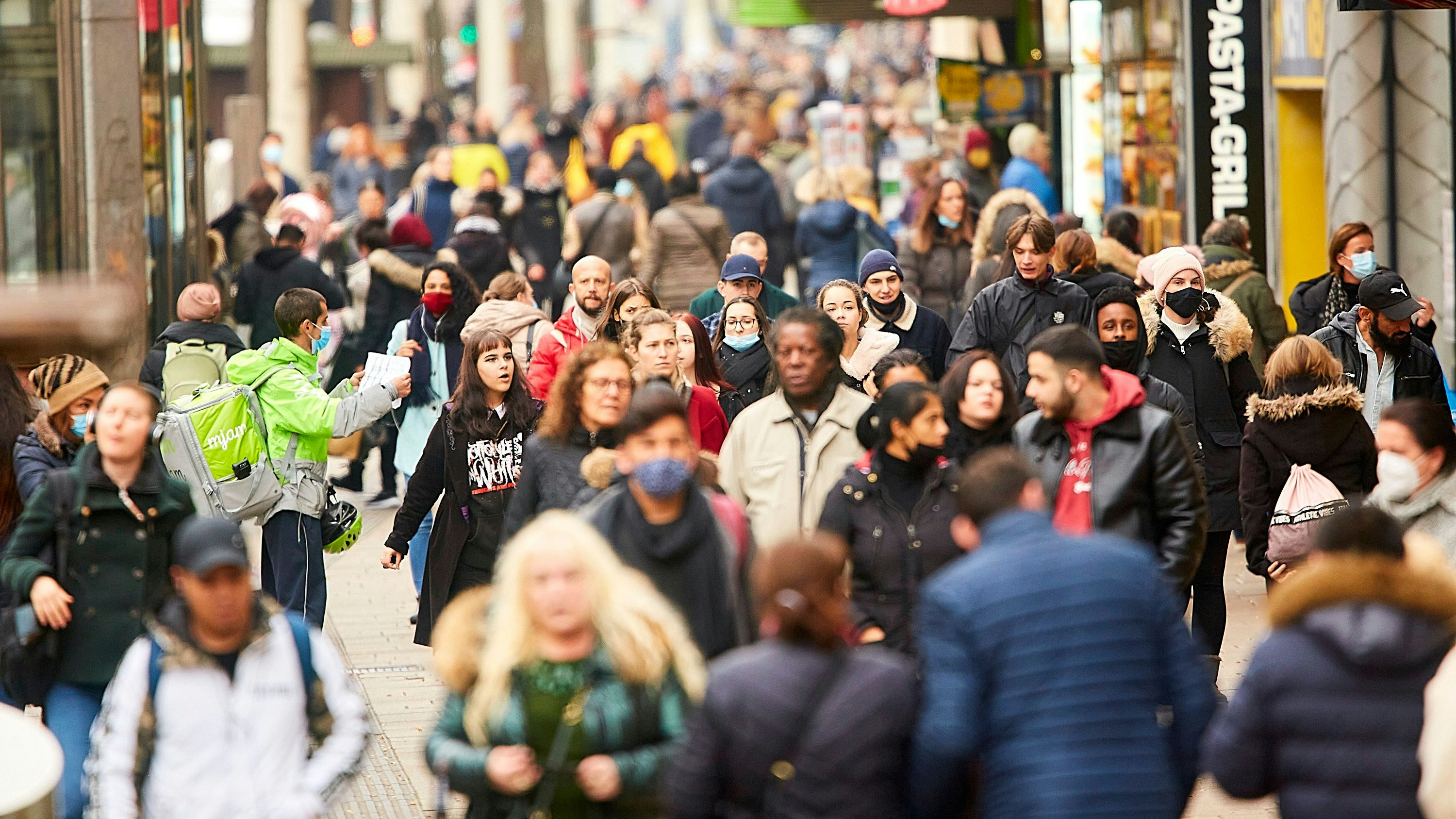 Ab dem 14. Jänner 2020 darf man nur mit negativem Coronatest oder den Lockdown-Ausnahmegründen auf die Straße