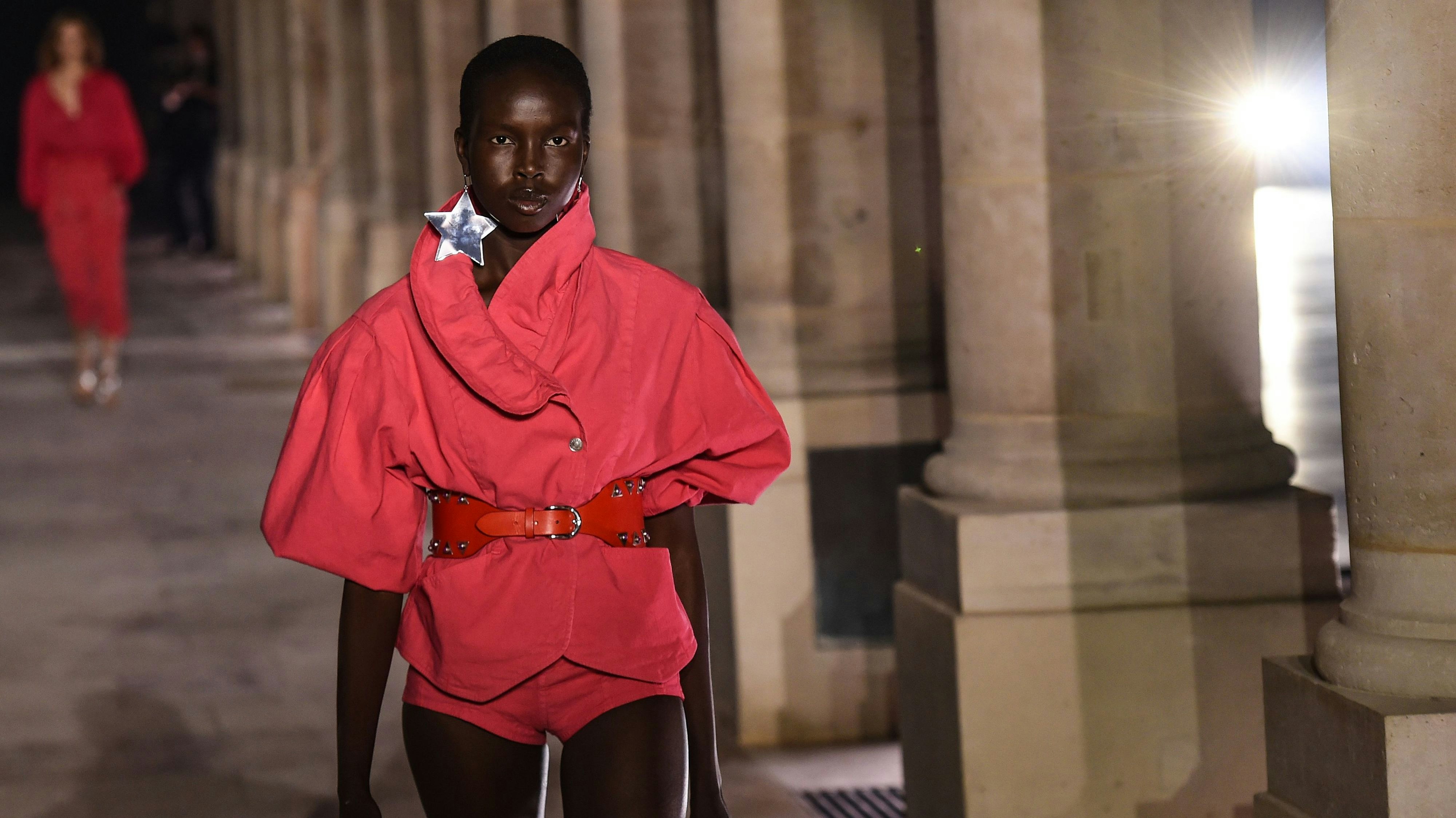 Download von www.picturedesk.com am 30.12.2020 (13:08).  A model presents a creation by Isabel Marant during the Womenswear Spring Summer 2021 as part of the Fashion Week in Paris on October 01, 2020. (Photo by Lucas BARIOULET / AFP) - 20201001_PD10565 - Rechteinfo: Rights Managed (RM) Nur für redaktionelle Nutzung! Werbliche Nutzung erfordert Freigabe: bitte schicken Sie uns eine Anfrage.